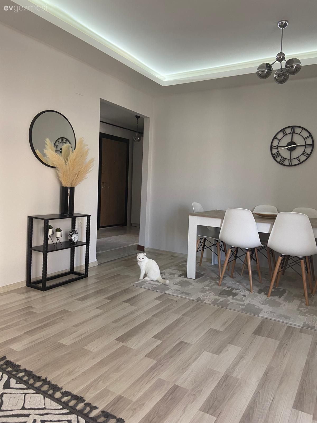 Yemek Odası, Eames sandalye, Sandalye, Yemek masası, Metal duvar saati, Duvar saati, Duvar dekorasyonu, Konsol, Konsol üzeri dekoratif objeleri, Vazo, Ev Aksesuar, Dekoratif Objeler, Avize, Aydınlatma, Parke