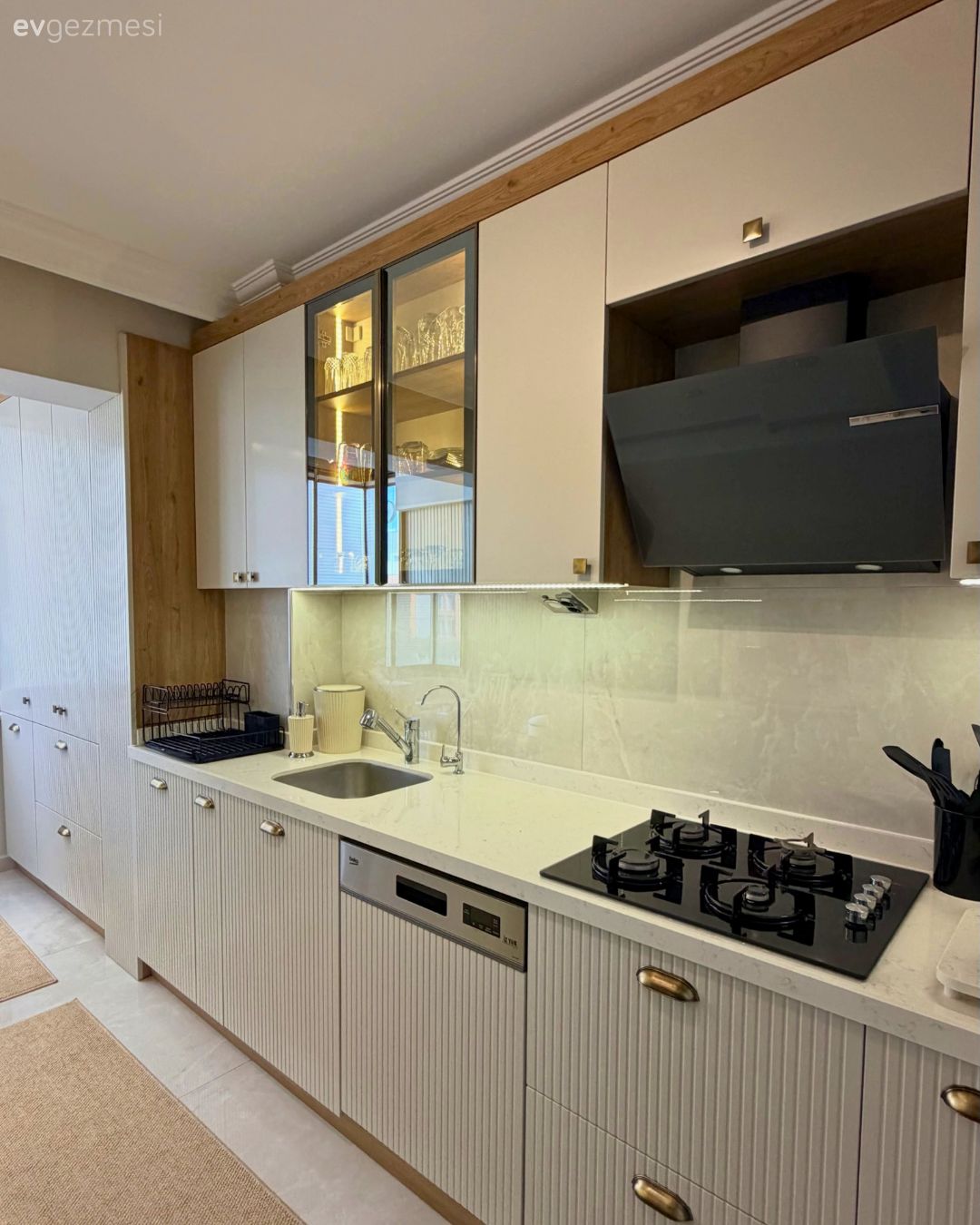 Mutfak, Koridor tipi mutfak, Krem, Bej, Beyaz, Siyah, Cam kapaklı dolap, Mutfak tezgahı, Mutfak tezgah arası, Jüt halı, Halı, Ankastre, Mutfak zemin seramikleri, Spot aydınlatma, Aydınlatma, Eviye , Mutfak aksesuarları, Lambri