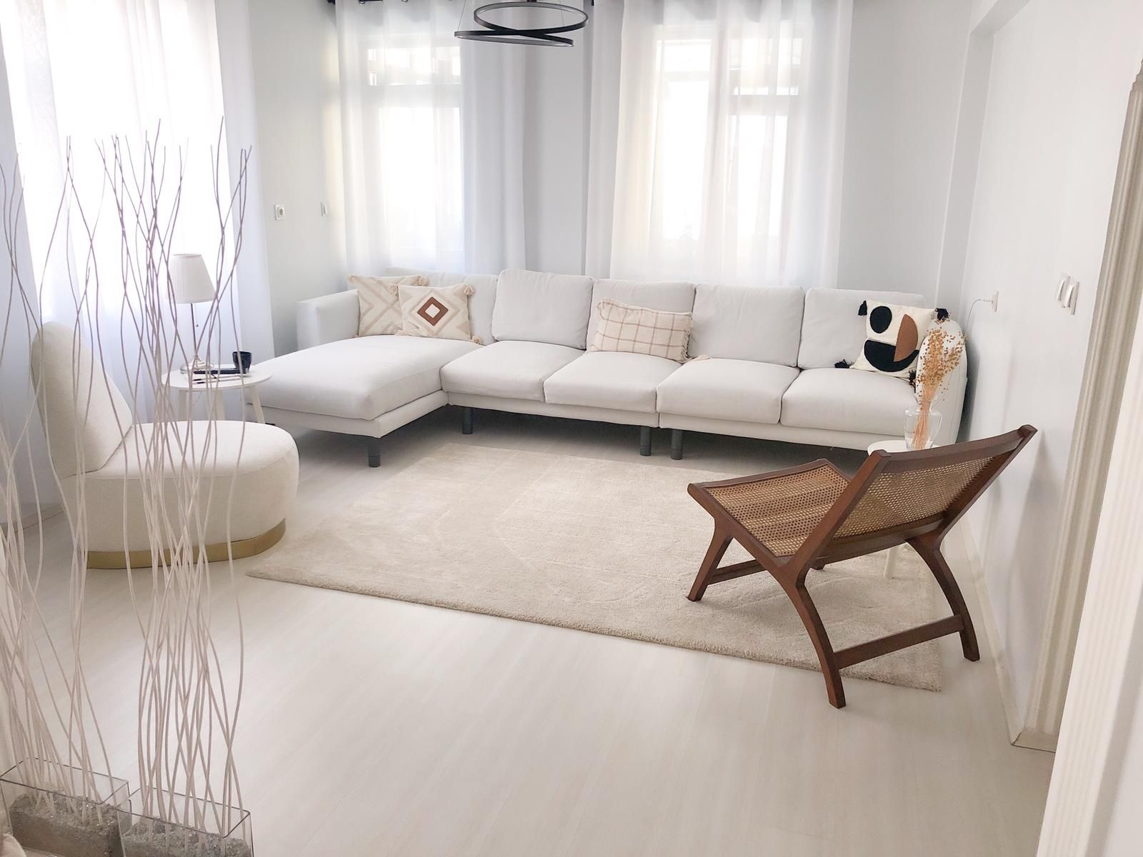 Salon, İskandinav, Bohem Dekorasyon, Beyaz, Ahşap Mobilya, Köşe koltuk, Koltuk takımı, Beyaz koltuk, Tül perde, Perde, Halı, Salon halısı, Berjer