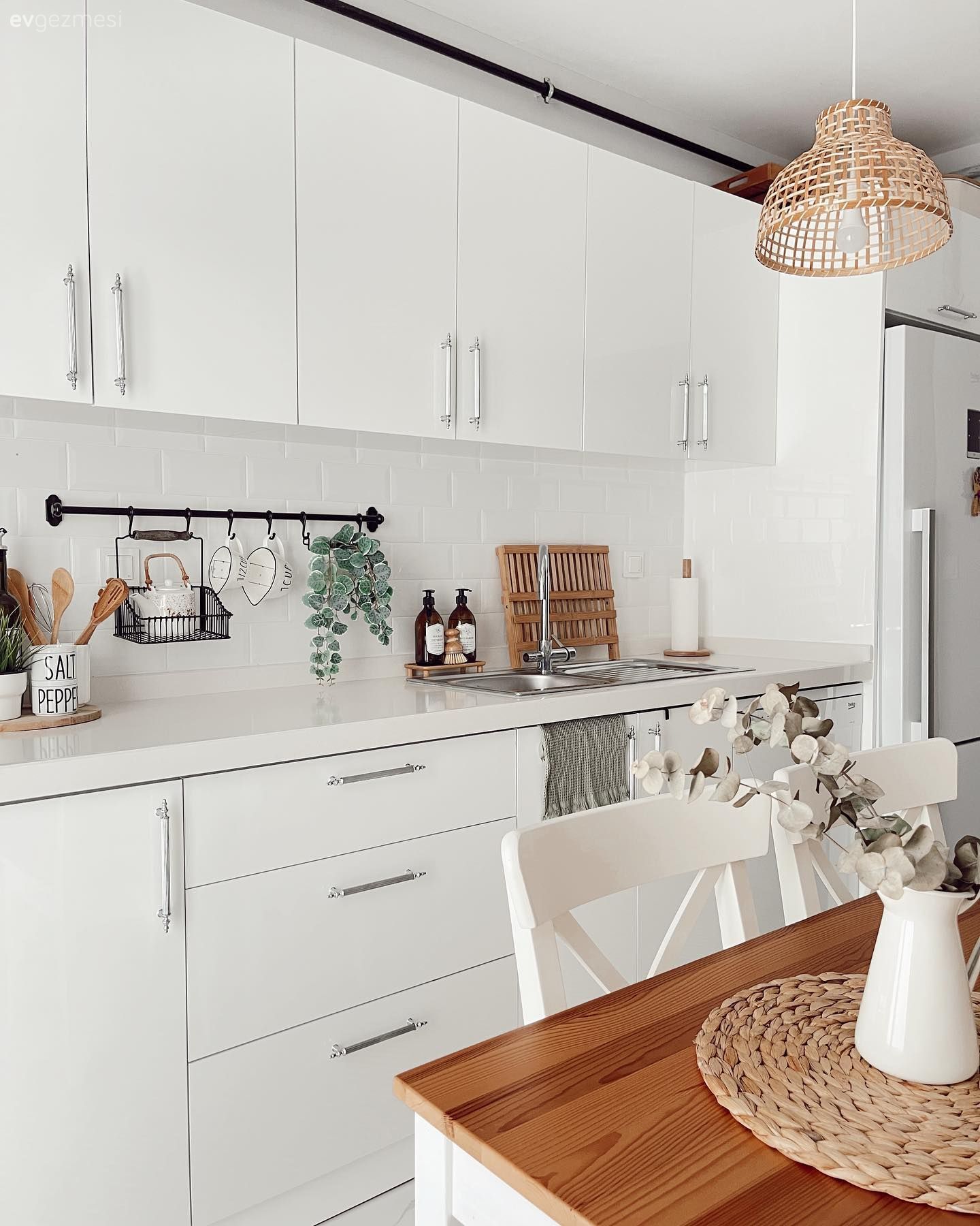 Mutfak, Beyaz, İskandinav, Ahşap Mobilya, Mutfak tezgahı, Mutfak tezgah arası, Tezgah arası seramik, Sandalye, Mutfak masası, Hasır avize, Mutfak aksesuarları