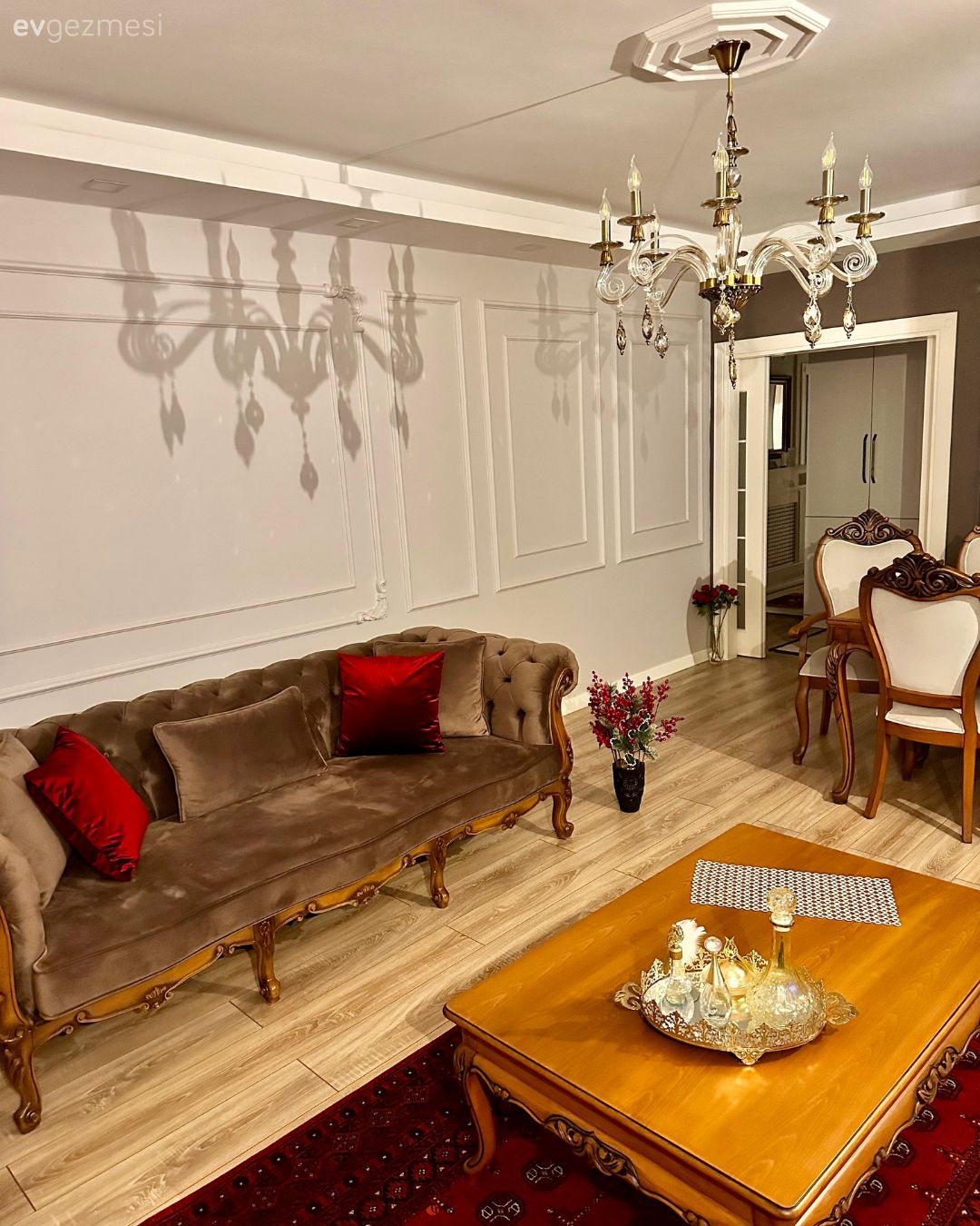 Salon, Country, Kahverengi, Vizon, Ahşap Mobilya, Krem, Bej, Koltuk takımı, Orta sehpa, Sehpa, Halı, Gri, Gri duvar, Duvar çıtalama, Taşlı avize, Avize, Dekoratif Objeler