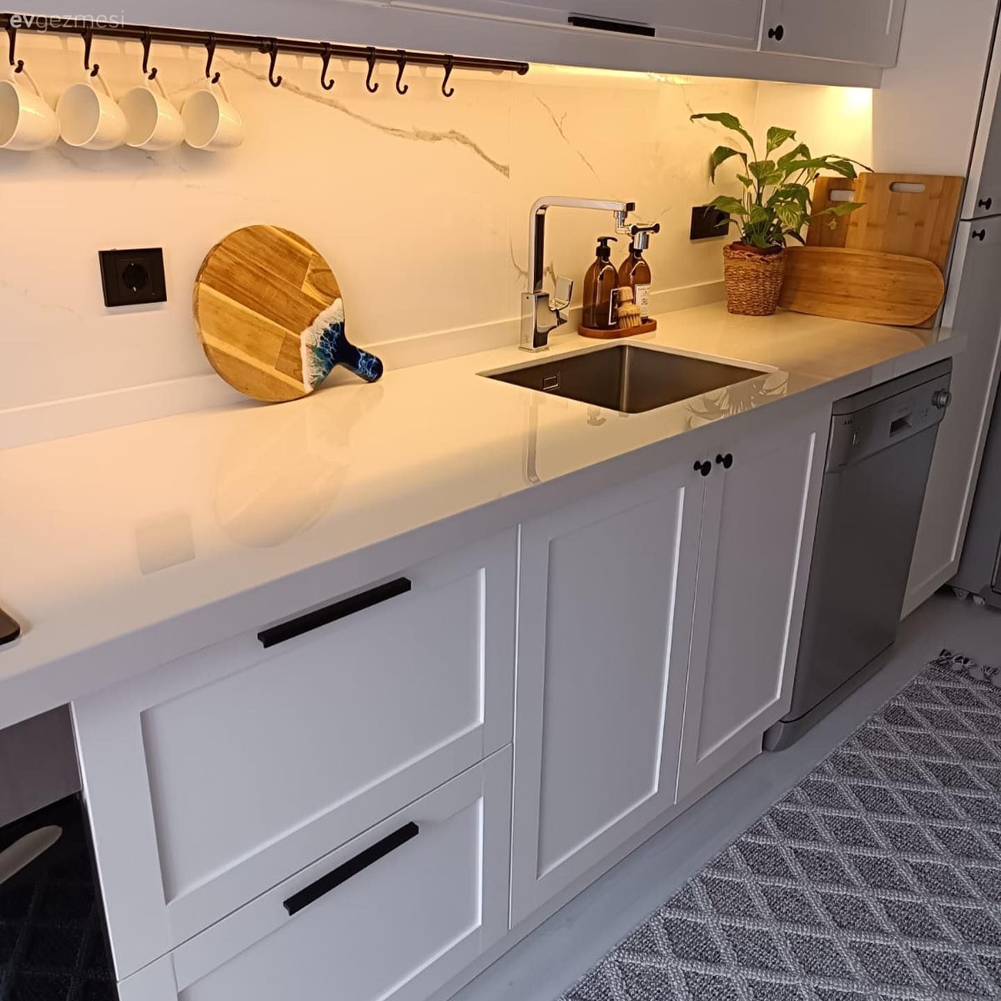 Mutfak, Porselen tezgah, Mutfak tezgah arası, Shaker kapaklı dolaplar, Mutfak halısı, Mutfak aksesuarları