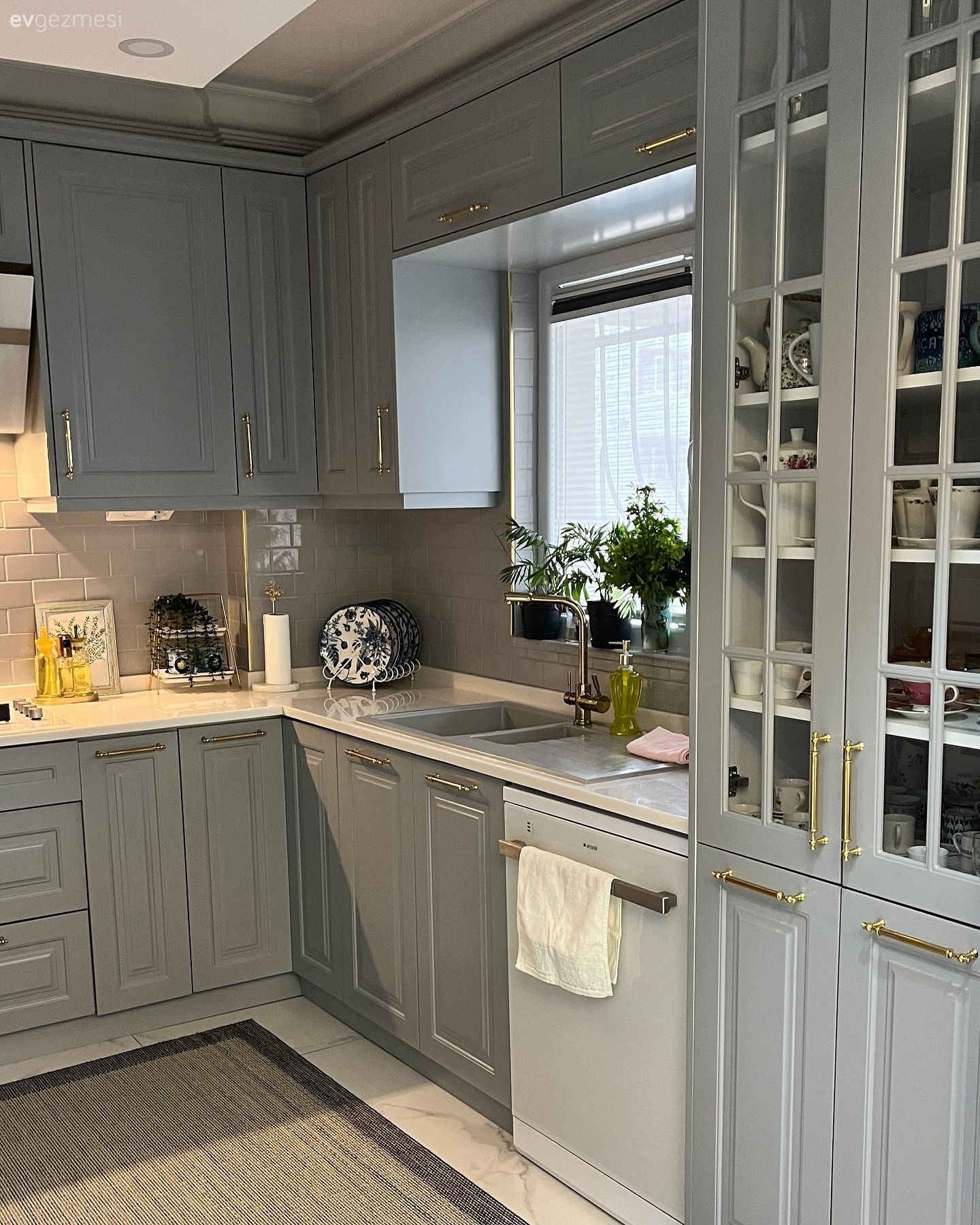 Bu Modern Mutfakta Gri Rengin Farklı Tonlarına Yer Verilmiş!