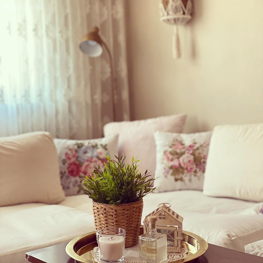 Beyaz, Salon, Köşe koltuk, Koltuk takımı, Kırlent, Ev tekstili, Pembe, Çiçekli desen, Desenler, Tül perde, Perde