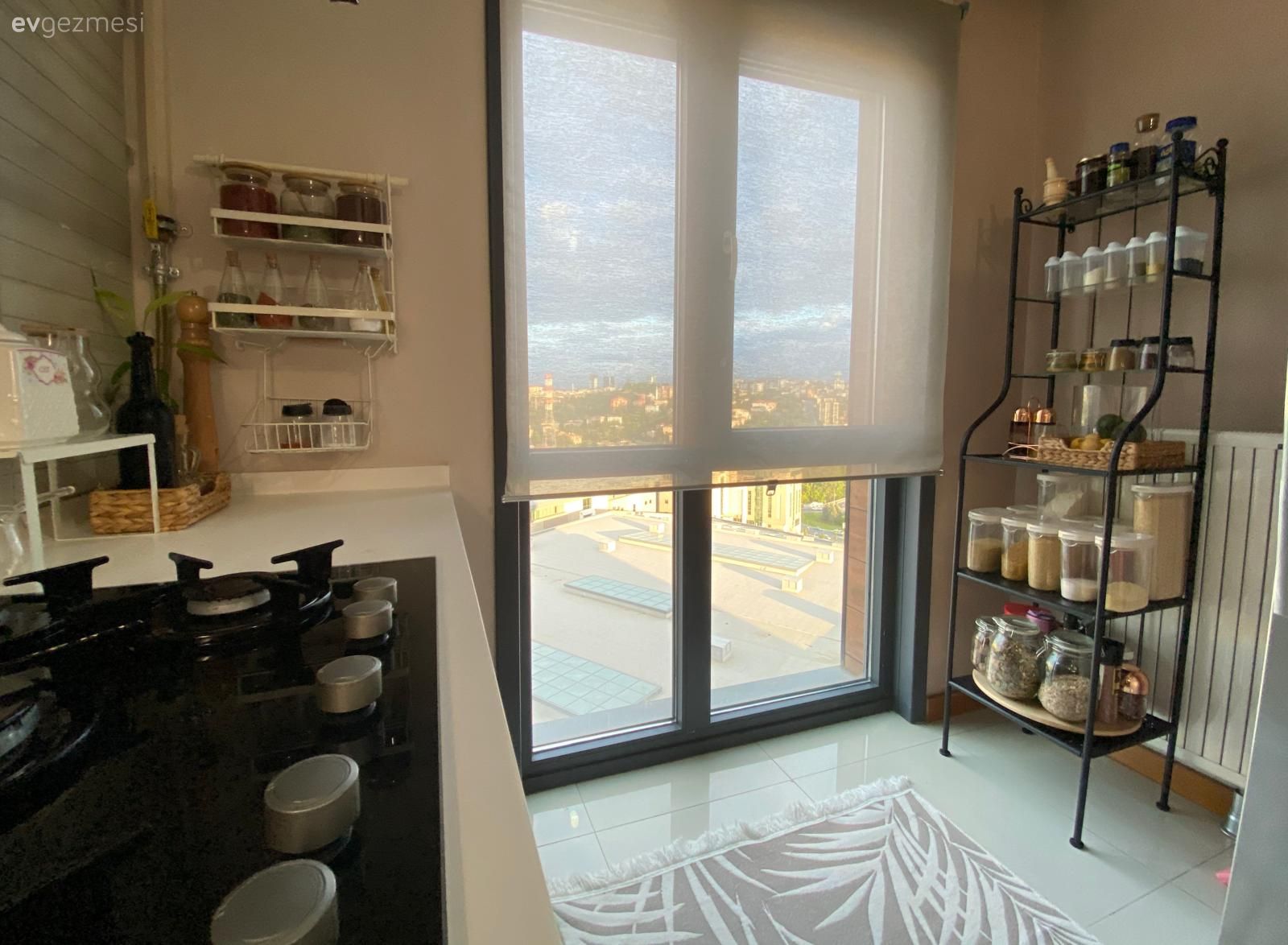 Beyaz, Siyah, Mutfak rafı, Mutfak, Mutfak tezgahı, Mutfak tezgah arası, Mutfak halısı, Stor perde, Mutfak perdesi