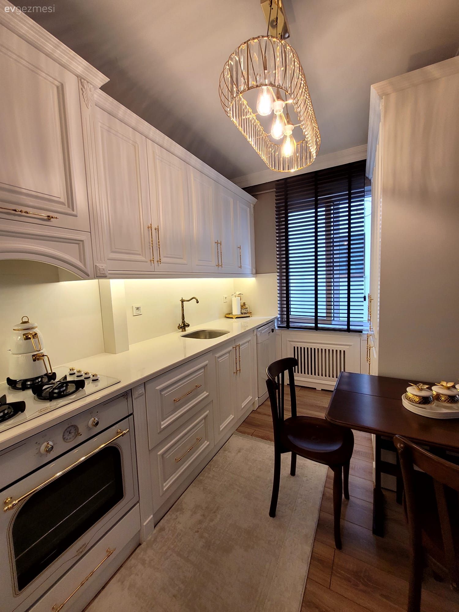 Mutfak, Country, Beyaz, Beyaz mutfak, Shaker kapaklı dolaplar, Mutfak tezgahı, Mutfak tezgah arası, Porselen tezgah, Ankastre, Jaluzi, Sandalye, Mutfak masası, Mutfak Avize Modelleri