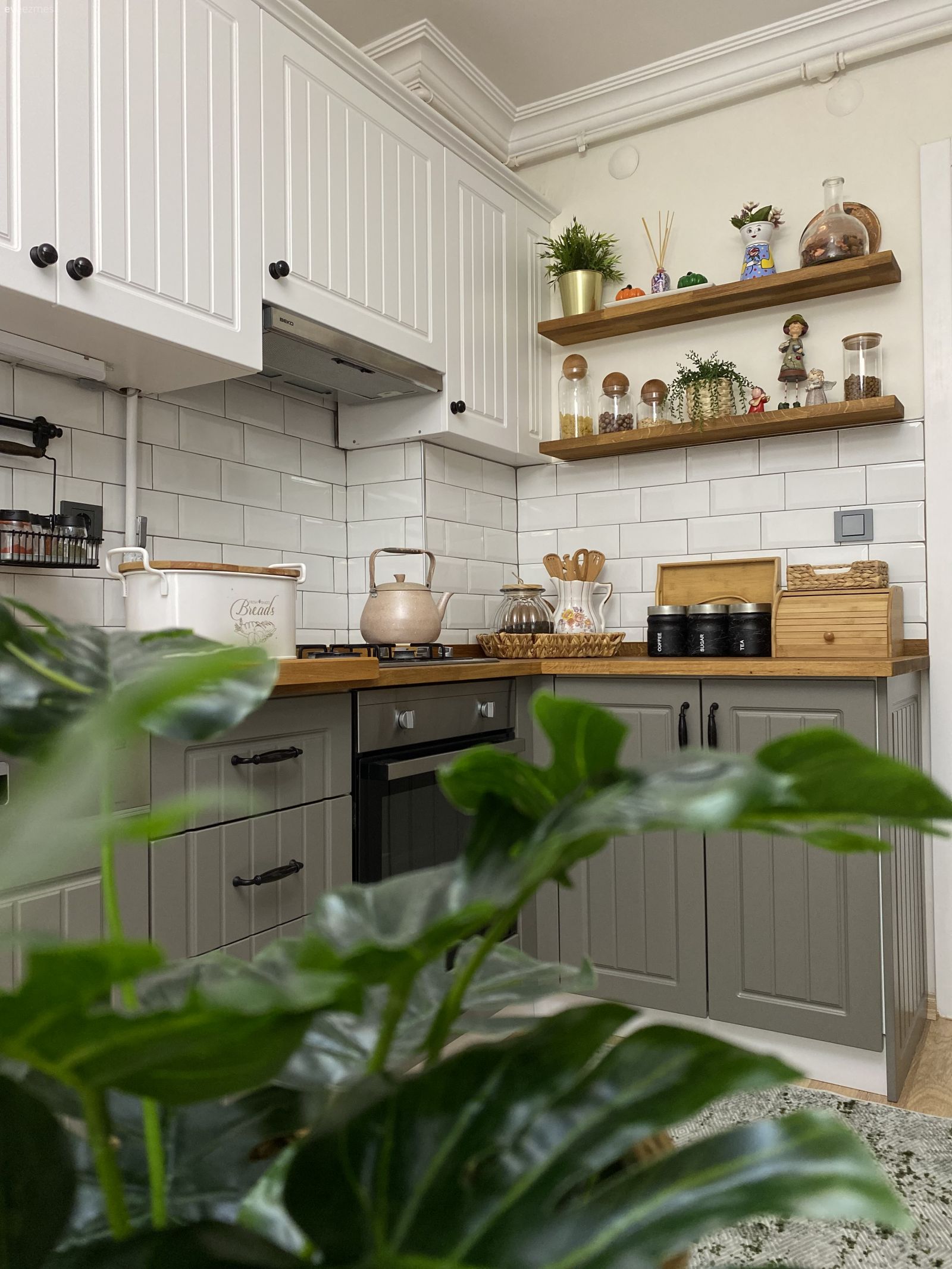 Mutfak, Beyaz, Gri, Ahşap mutfak tezgahı, Mutfak tezgahı, Metro seramik, Seramik, Mutfak rafı, Mutfak aksesuarları, Mutfak halısı, Ev bitkisi, Lambri