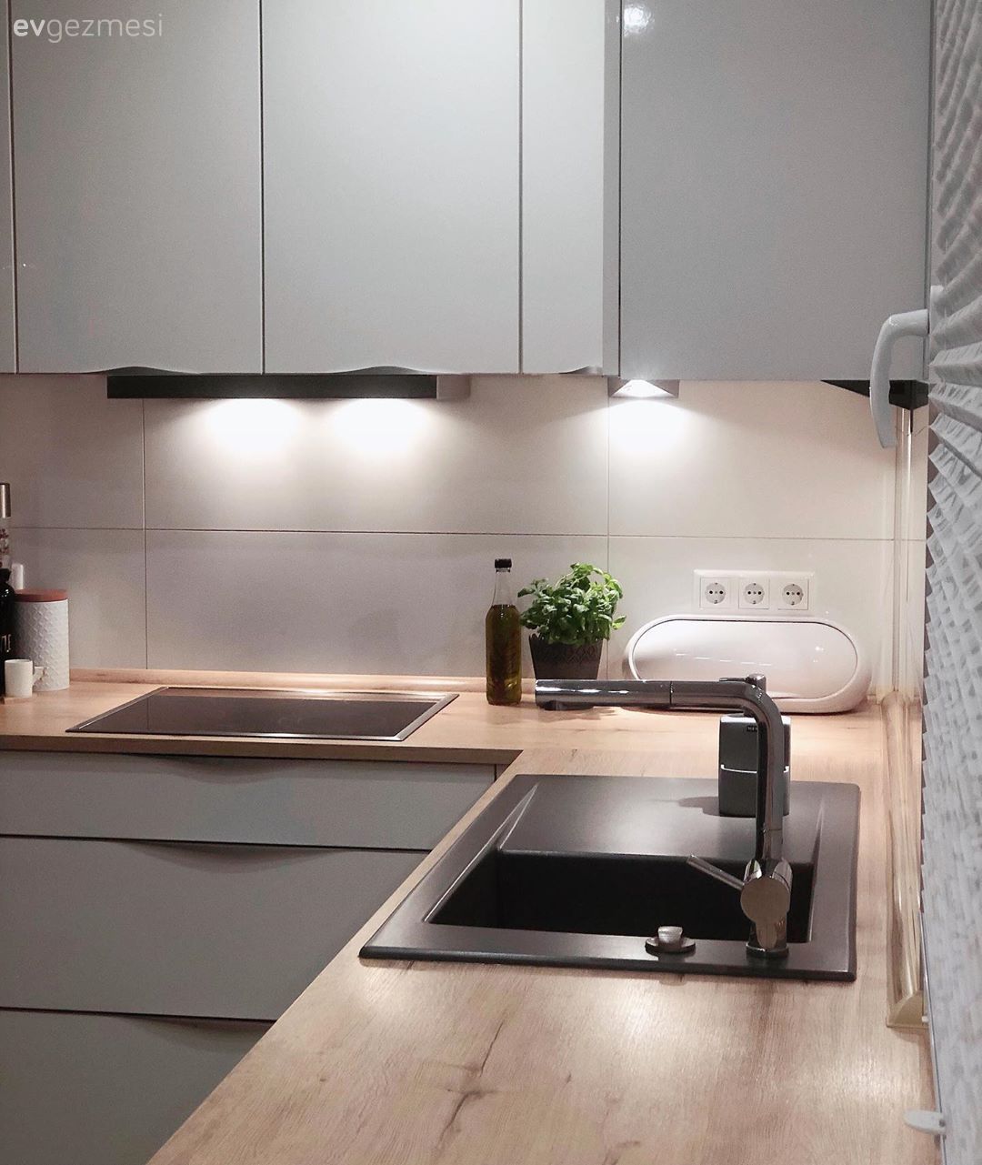 Mutfak, Beyaz, Mutfak tezgahı, Mutfak tezgah arası, Kulpsuz mutfak dolabı, Ankastre, Siyah, Mutfak zemin seramikleri, Mutfak aksesuarları, Eviye 