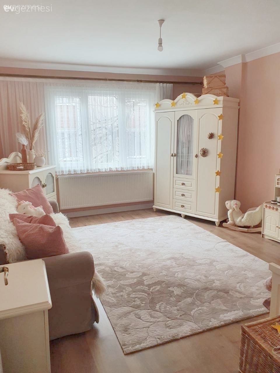 Çocuk Odası, Beyaz, Pembe, Pembe duvar, Komodin, Duvar rafı, Duvar dekorasyonu