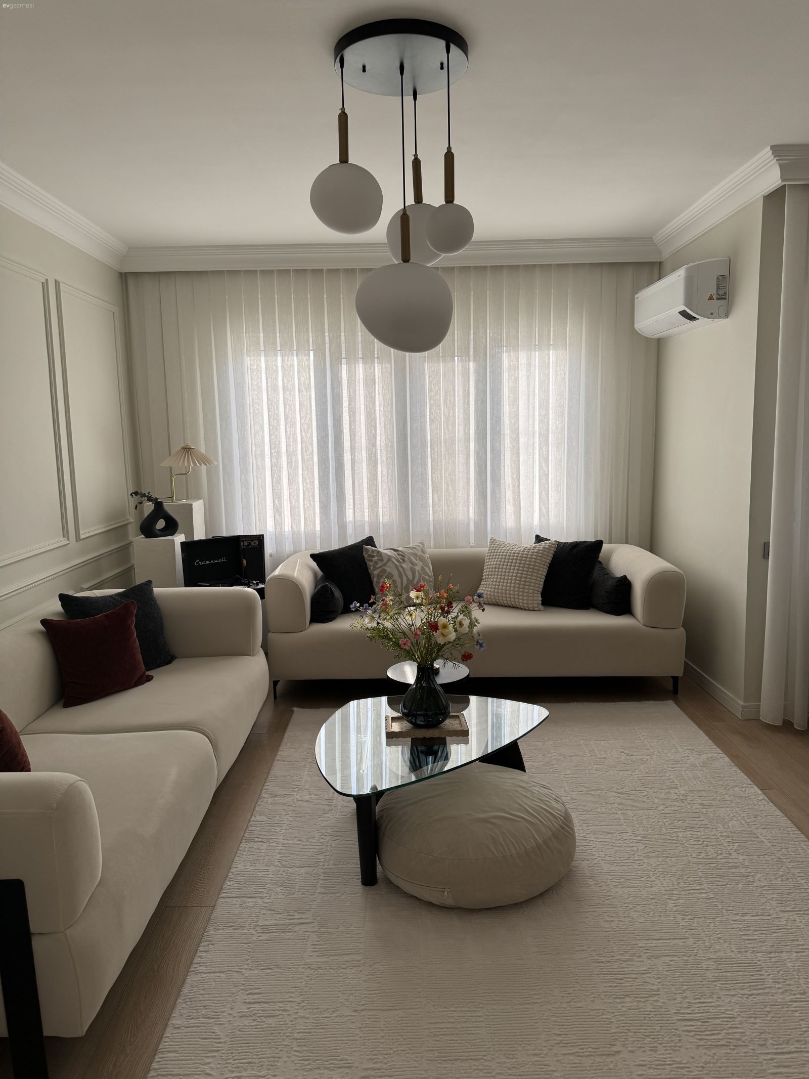 Bu Modern Salonda Krem Koltuklar Ferahlık ve Konfor Kaynağı