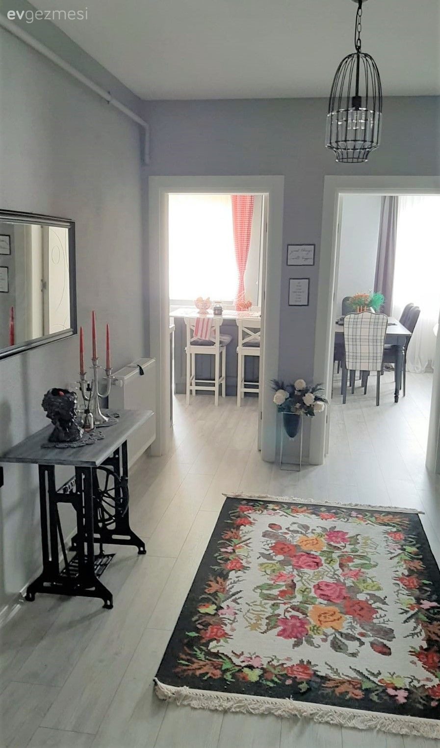 Antre, Karabağ Kilimi, Beyaz, Kırmızı, Çiçekli desen, Desenler, Sarı, Antre halısı, Dikiş makinasından masa, Ayna, Avize, Aydınlatma, Vazo, Ev Aksesuar