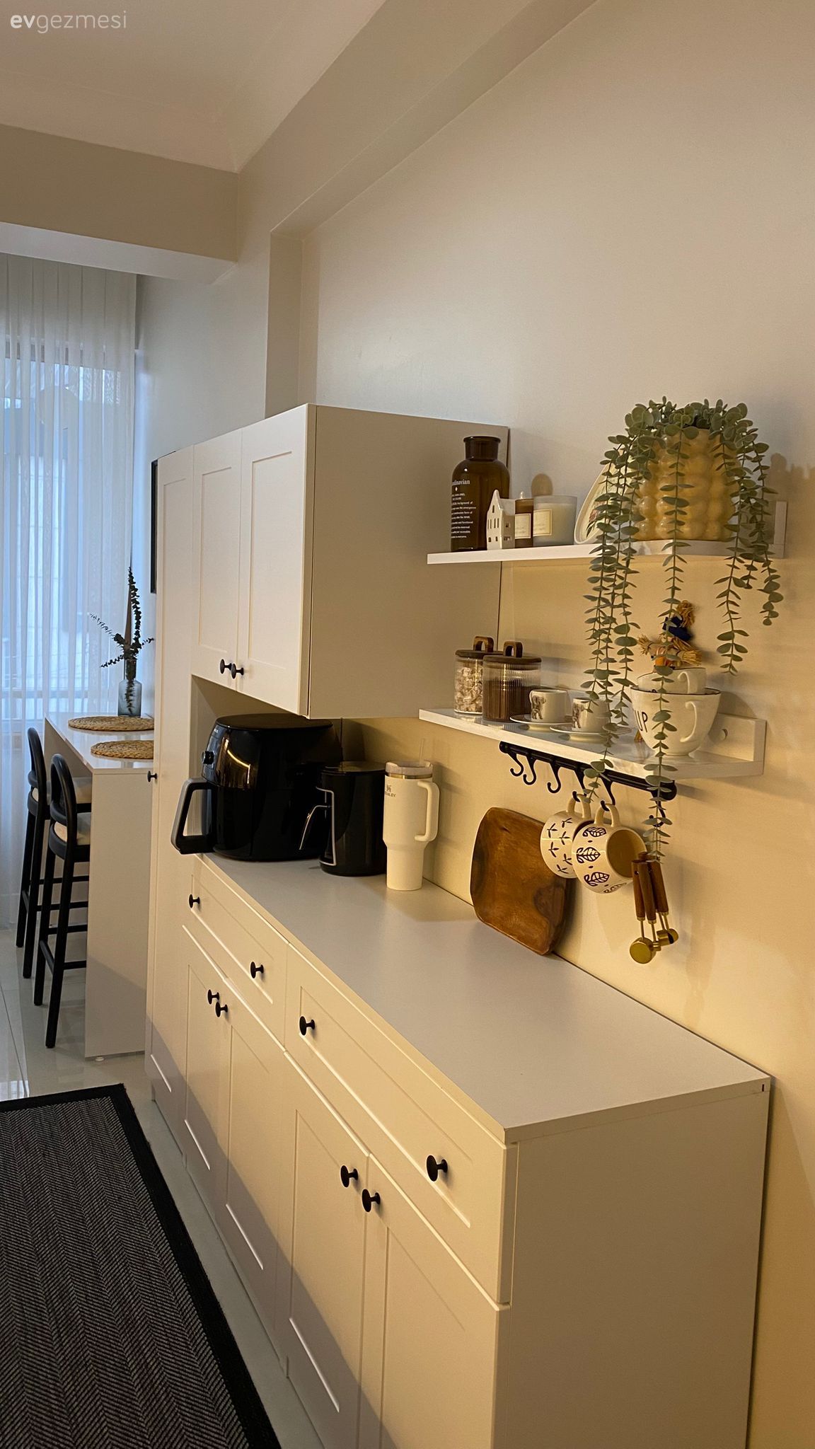 Kahve köşesi, Beyaz, Mutfak rafı, Mutfak, Mutfak aksesuarları, Mutfak halısı