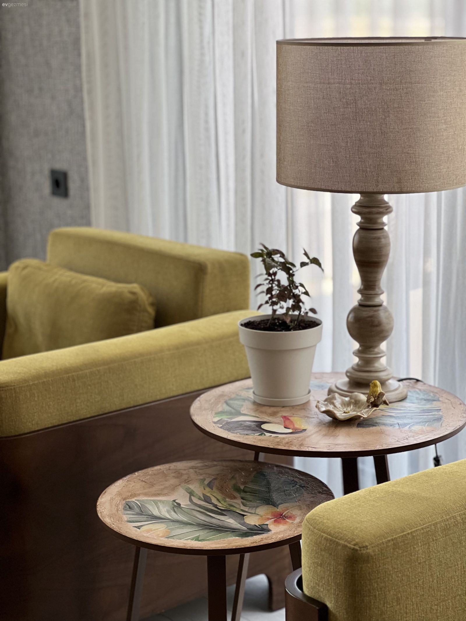 Popüler Trendlere Meydan Okuyan Midimalist Bir Afyon Evi