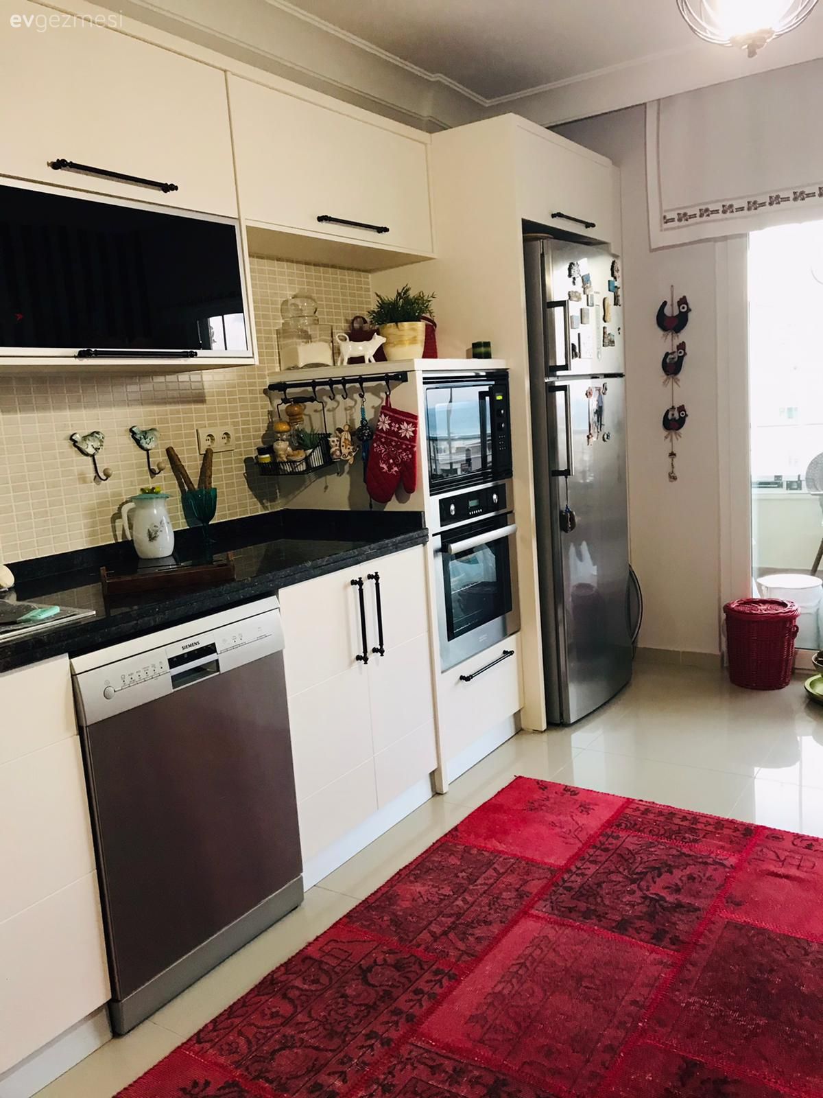 Mutfak, Beyaz, Siyah tezgah, Mutfak tezgahı, Mutfak tezgah arası, Ankastre, Kırmızı, Mutfak halısı, Mutfak perdesi, Mutfak Avize Modelleri