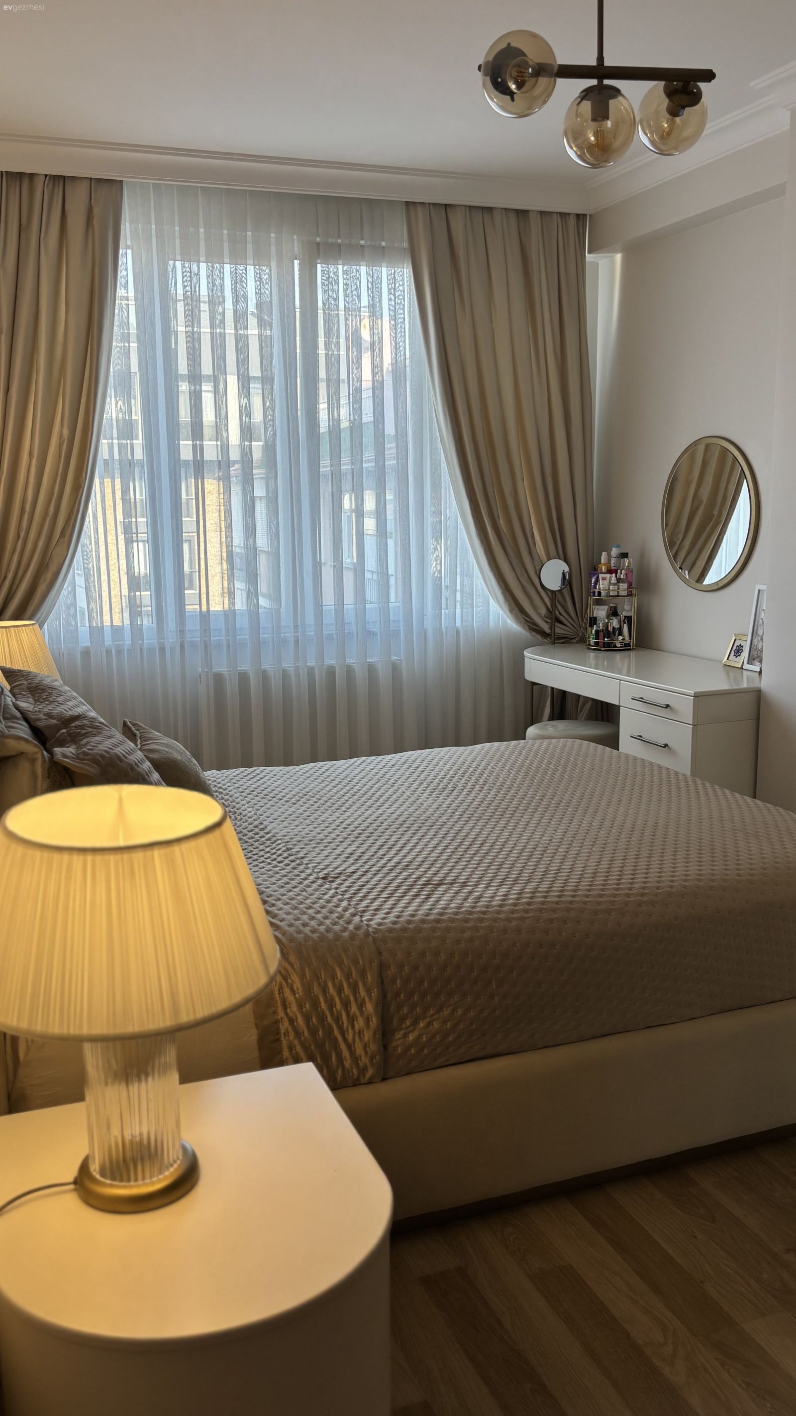 Krem, Bej, Fon perde, Perde, Tül perde, Yatak örtüsü, Yatak Odası, Avize, Aydınlatma, Salon avizesi, Abajur, Komodin