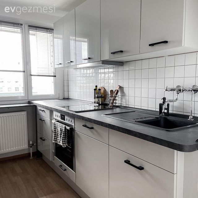 Mutfak, Beyaz, Siyah, Mutfak tezgahı, Mutfak tezgah arası, Tezgah arası seramik, Ankastre, Siyah tezgah, Mutfak perdesi