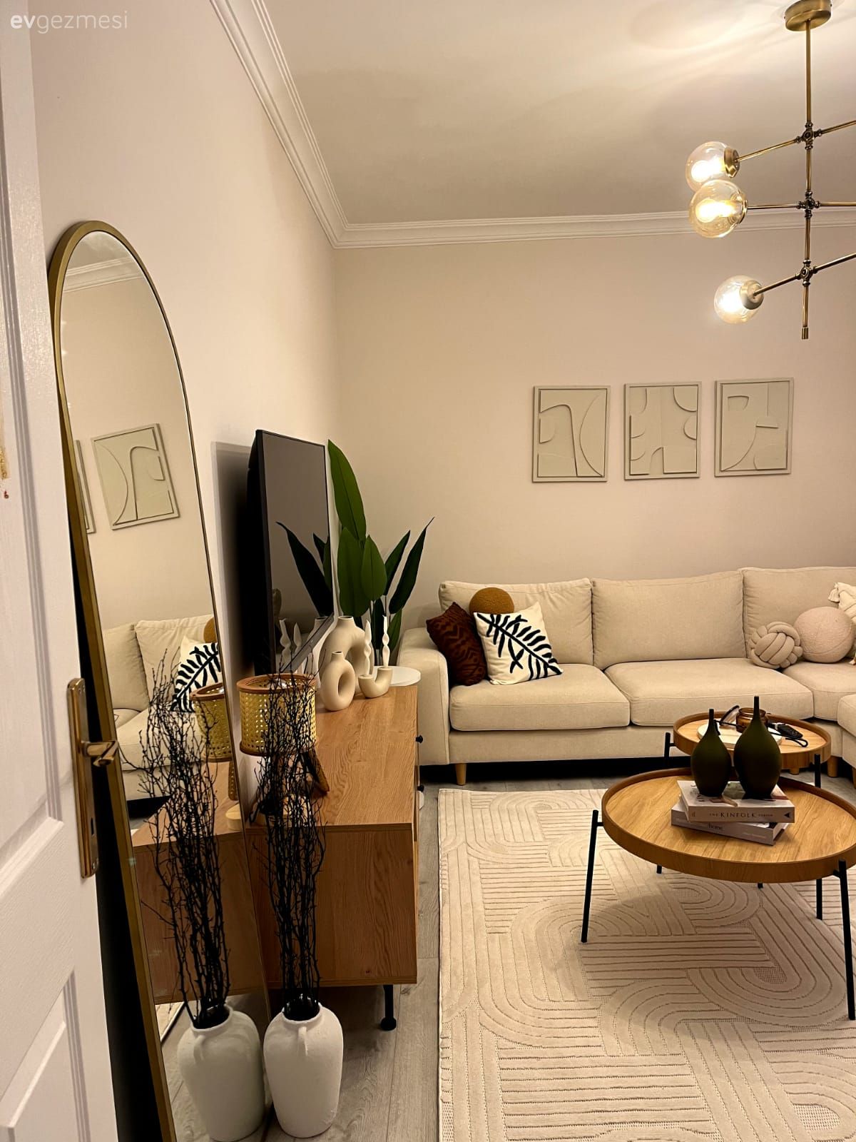 Salon, Bohem Dekorasyon, Krem, Bej, Beyaz, Koltuk takımı, Orta sehpa, Sehpa, Ahşap Mobilya, Ayna, Tv ünitesi, Tv ünitesi aksesuarları, Ev Aksesuar, Halı, Salon halısı, Ev bitkisi