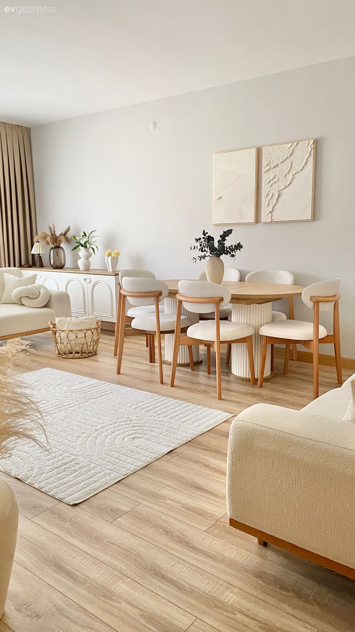 Beyaz ve Ahşap Uyumu Bu Evin Karakteristik Özelliği