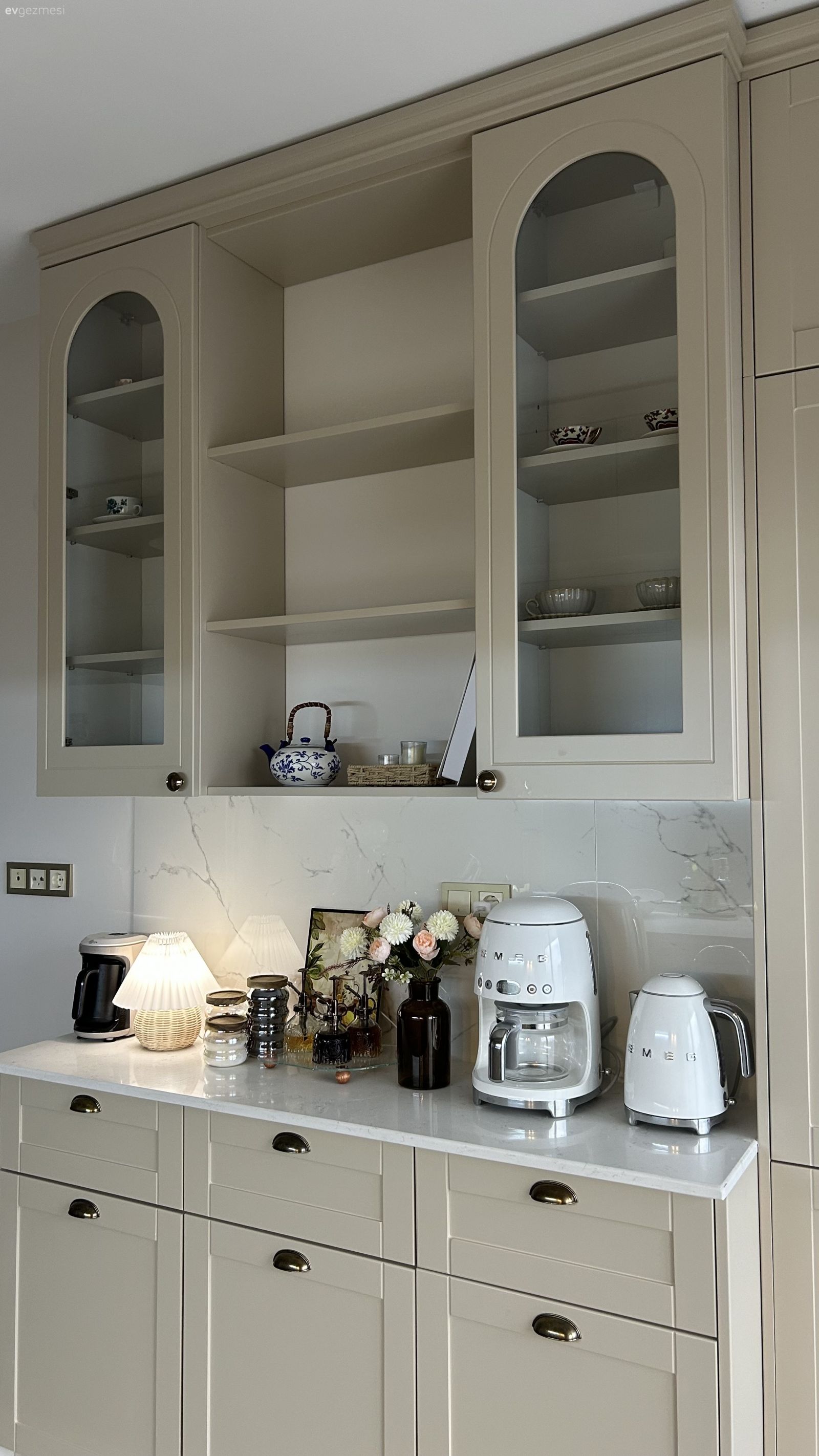 Mutfak, Bej, Gri, Beyaz, Modern, Kahve köşesi, Porselen tezgah, Mutfak tezgahı, Mutfak aksesuarları