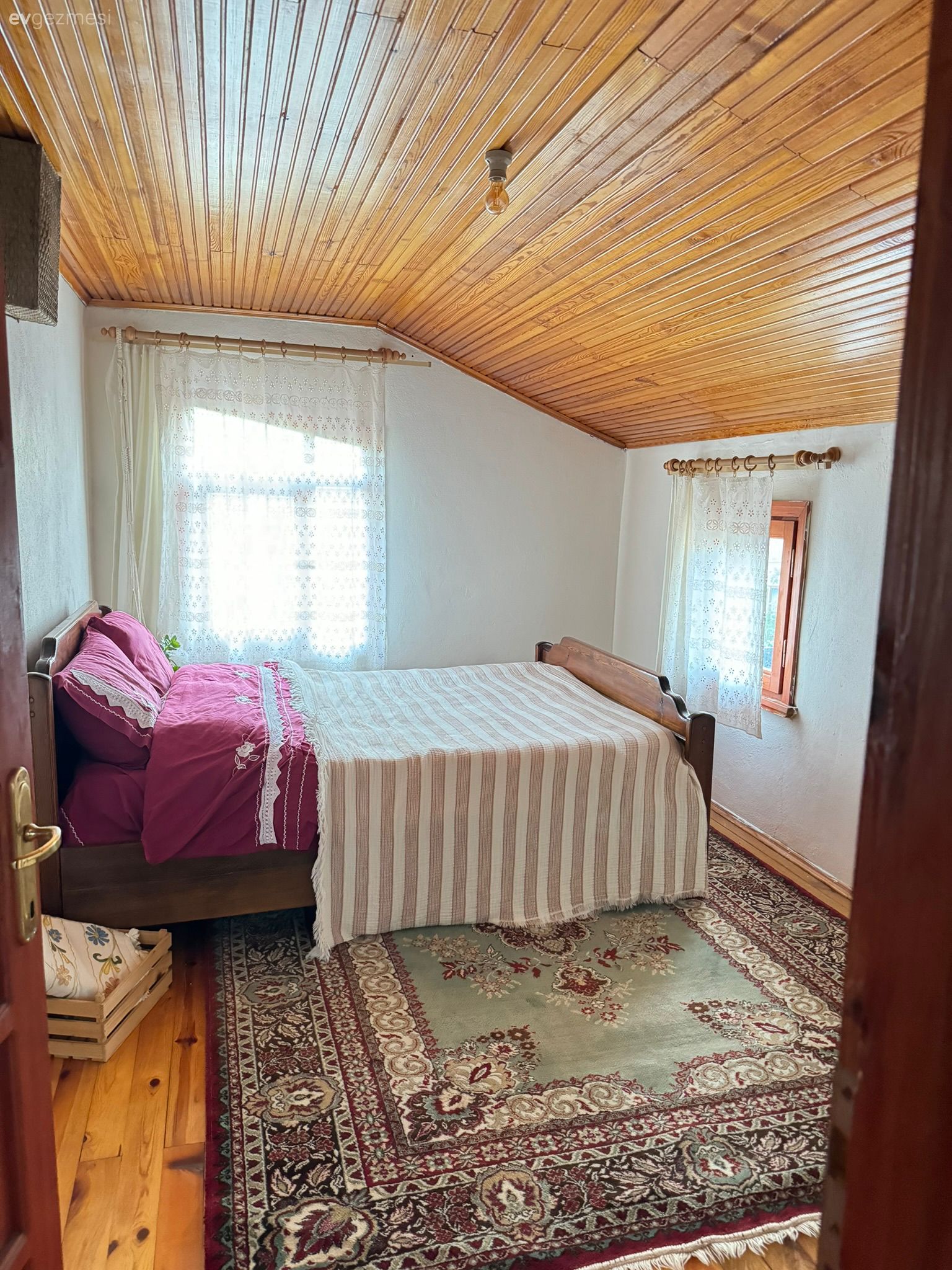 Dışarıdaki Merdivenleri İçeri Alınan Bu Köy Evi Artık Dubleks