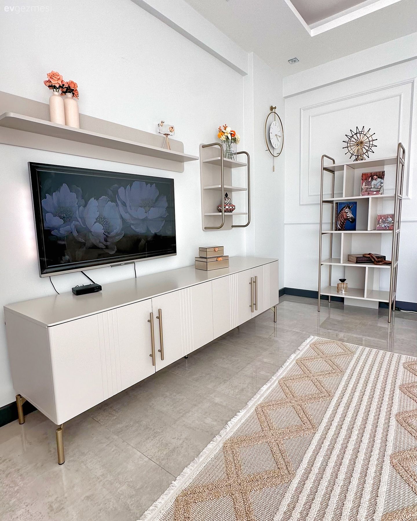 Ferahlık ve Şıklıkla Kuşanan Bu Salonda Eksik Yok