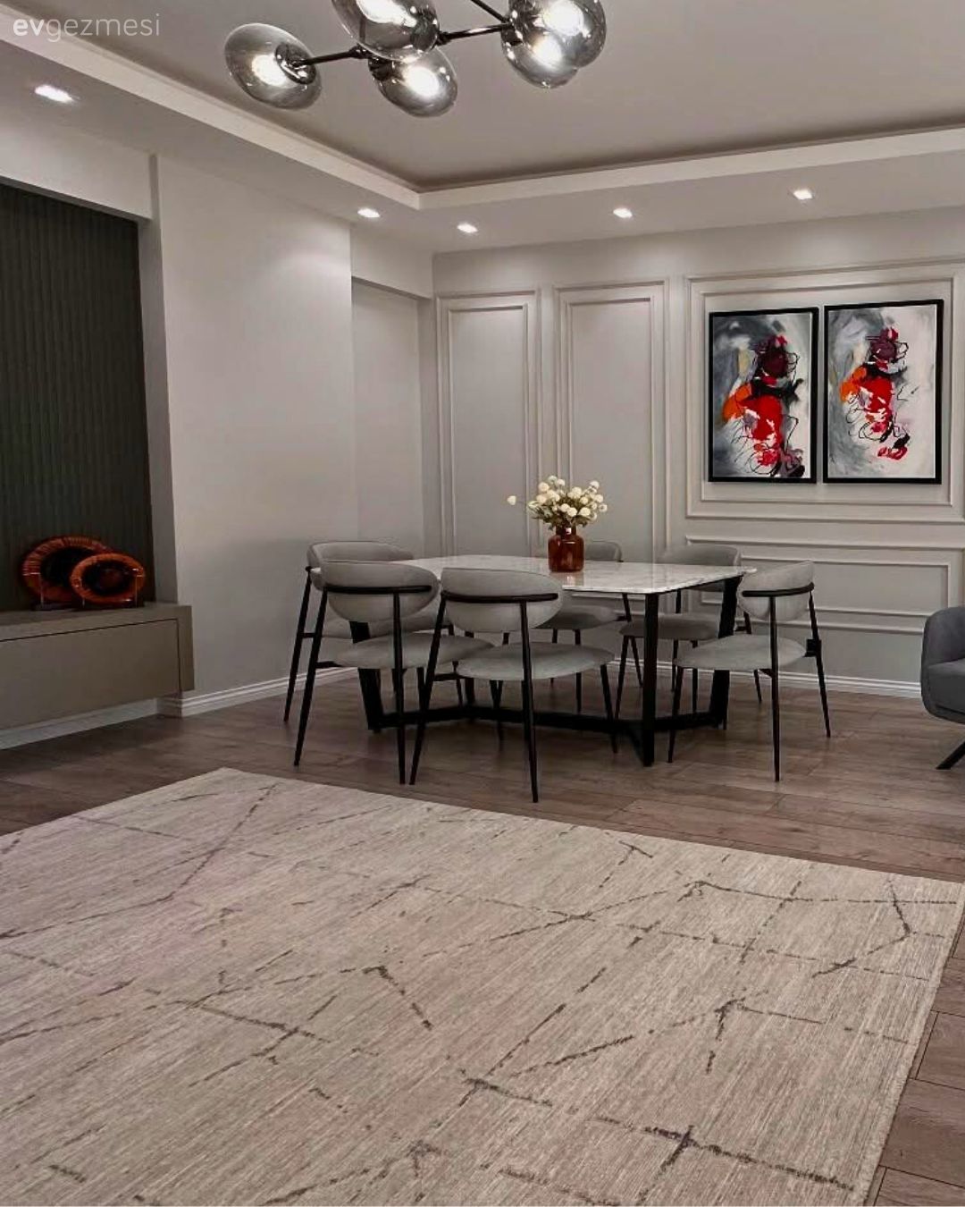 Duvar çıtalama, Gri duvar, Spot aydınlatma, Aydınlatma, Tablo, Duvar dekorasyonu, Gri koltuk, Berjer, Ev bitkisi, Yemek masası, Sandalye, Halı