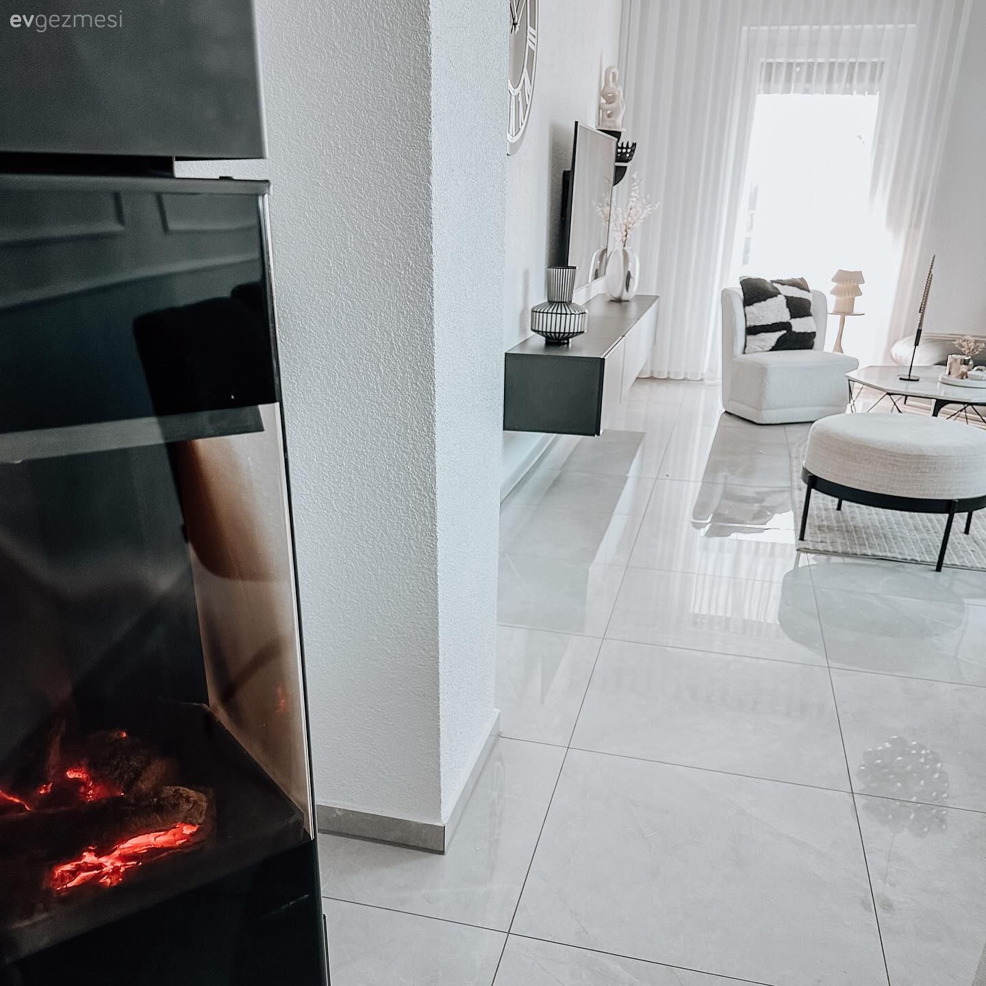 Bu Sofistike Evde Beyaz ve Siyah Dışındaki Renkler Pek Sevilmiyor!