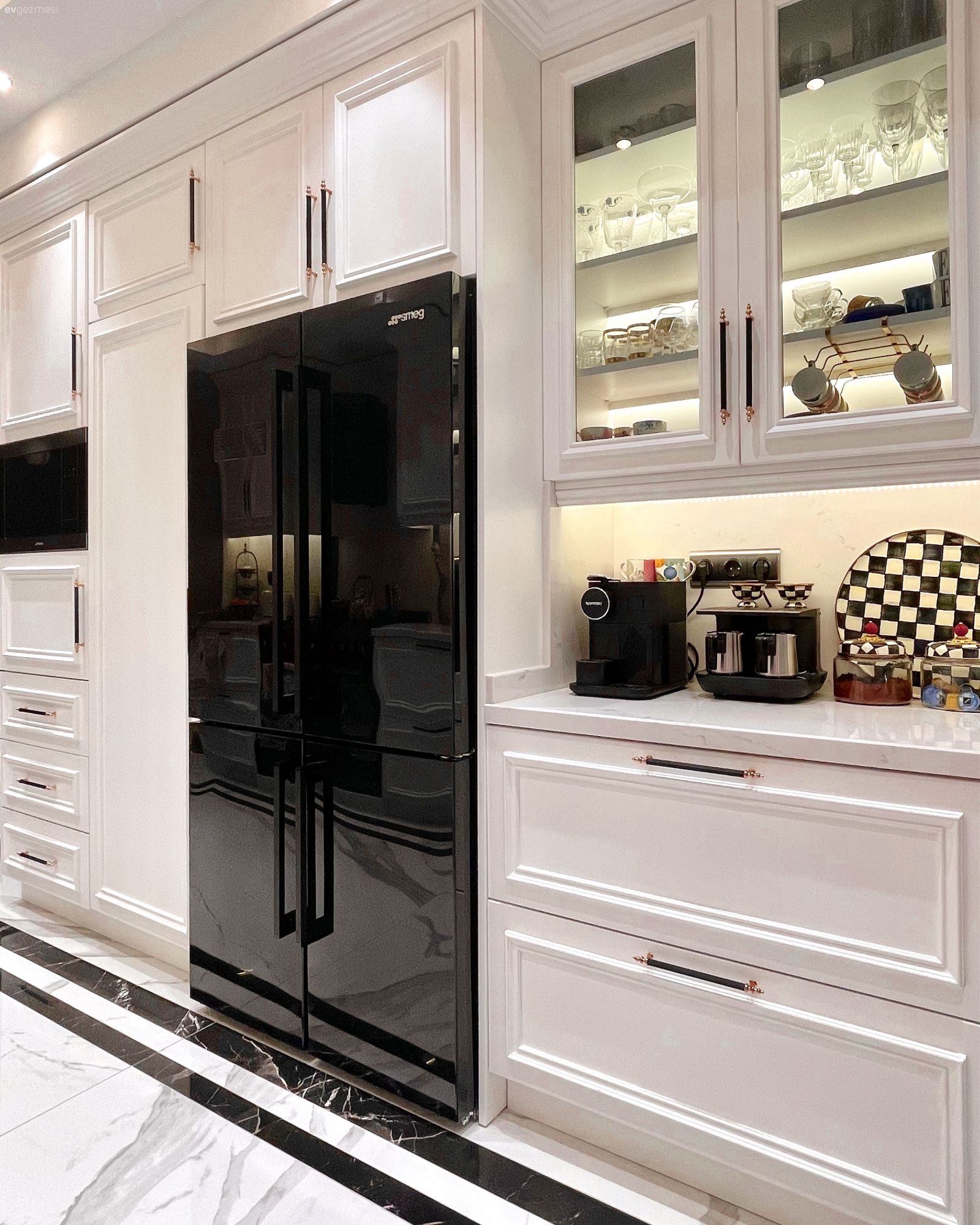 Mutfak, Beyaz, Siyah, Mutfak tezgahı, Mutfak tezgah arası, Tezgah arası seramik, Mutfak zemin seramikleri, Shaker kapaklı dolaplar, Mutfak aksesuarları