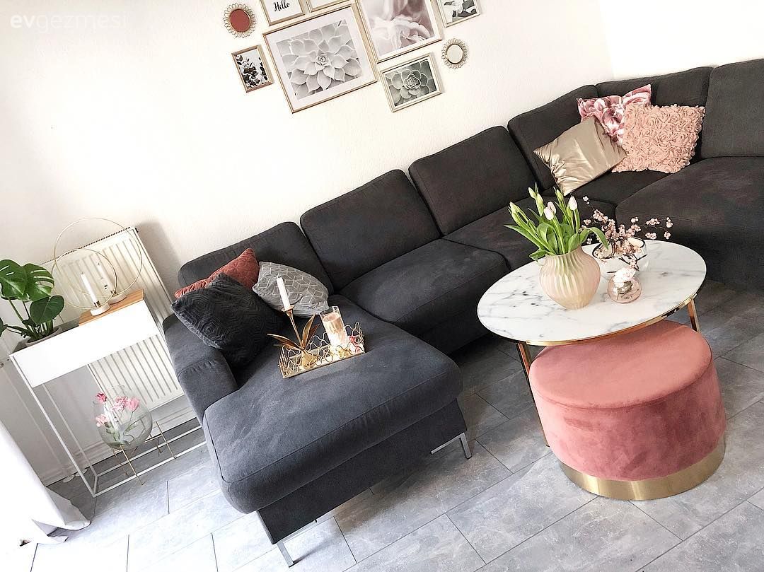 Salon, Gri, Pembe, Altın, Köşe koltuk, Koltuk takımı, Duvar dekorasyonu, Çerçeve, Kırlent, Puf, Mermer sehpa, Metal ayaklı sehpa, Sehpa, Orta sehpa, Aydınlatma, Sarkıt, Salon avizesi