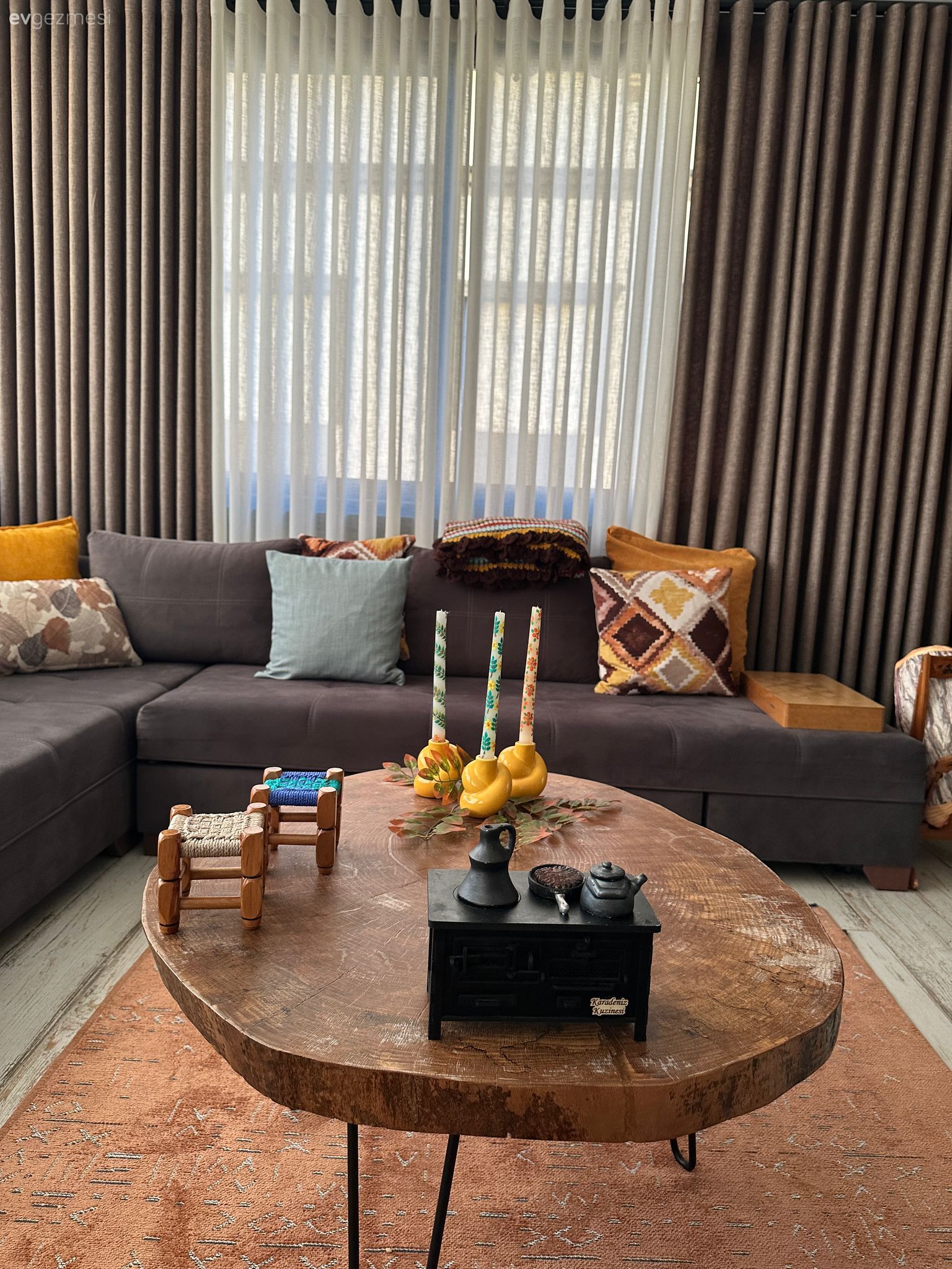 Trabzon'daki Bu Köy Evi Desen ve Renkleriyle Pek Şenlikli