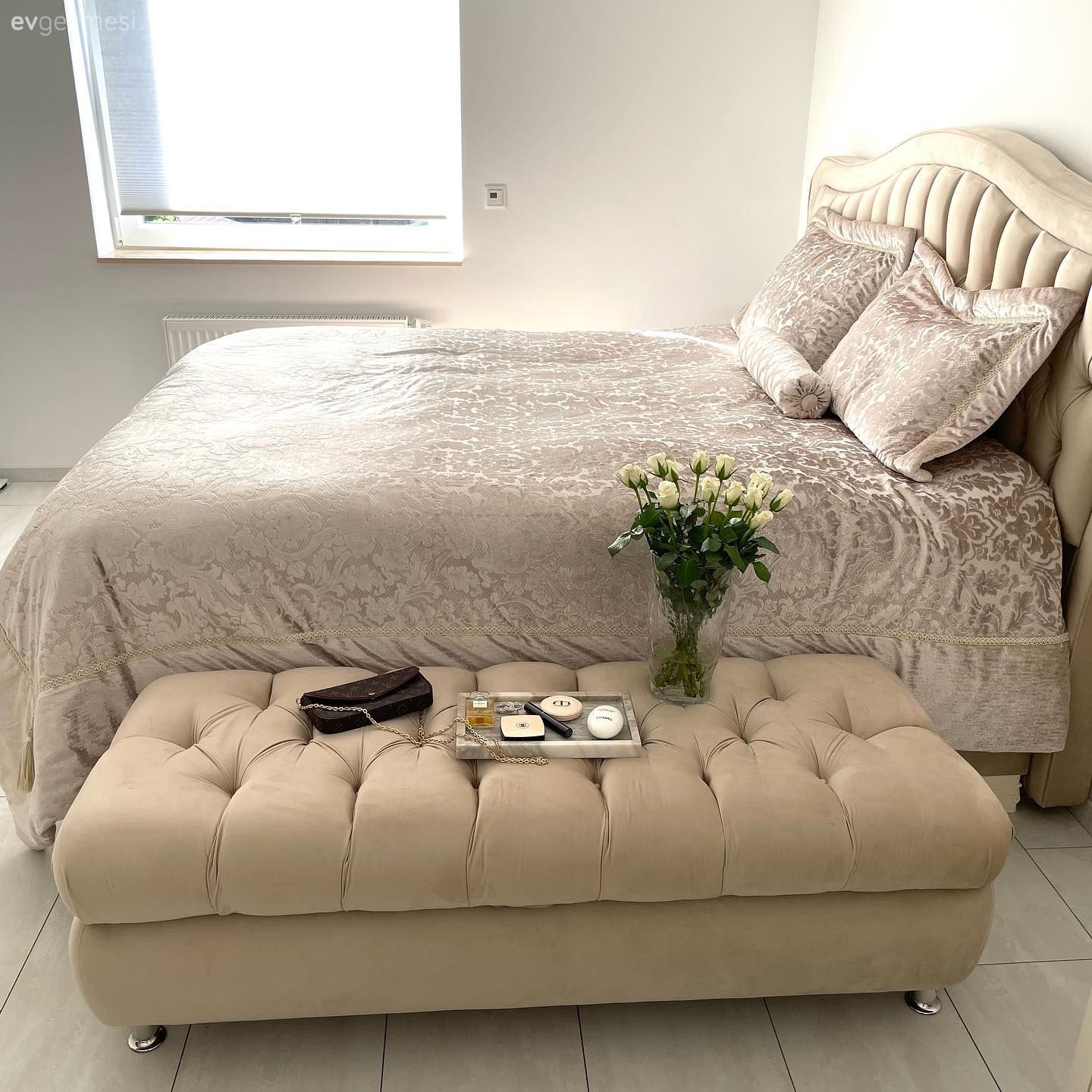 Yatak Odası, Country, Yatak örtüsü, Krem, Yatak başlığı, Puf