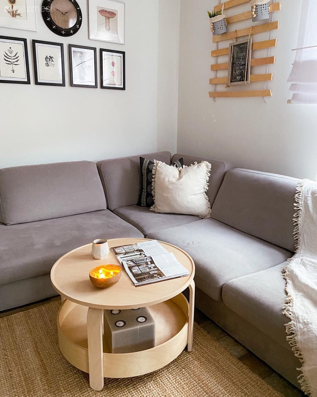 Salon, İskandinav, Gri, Bej, Beyaz, Köşe koltuk, Koltuk takımı, Çerçeve, Hasır avize, Jüt halı, Halı, Yuvarlak sehpa, Sehpa, Stor perde, Duvar dekorasyonu