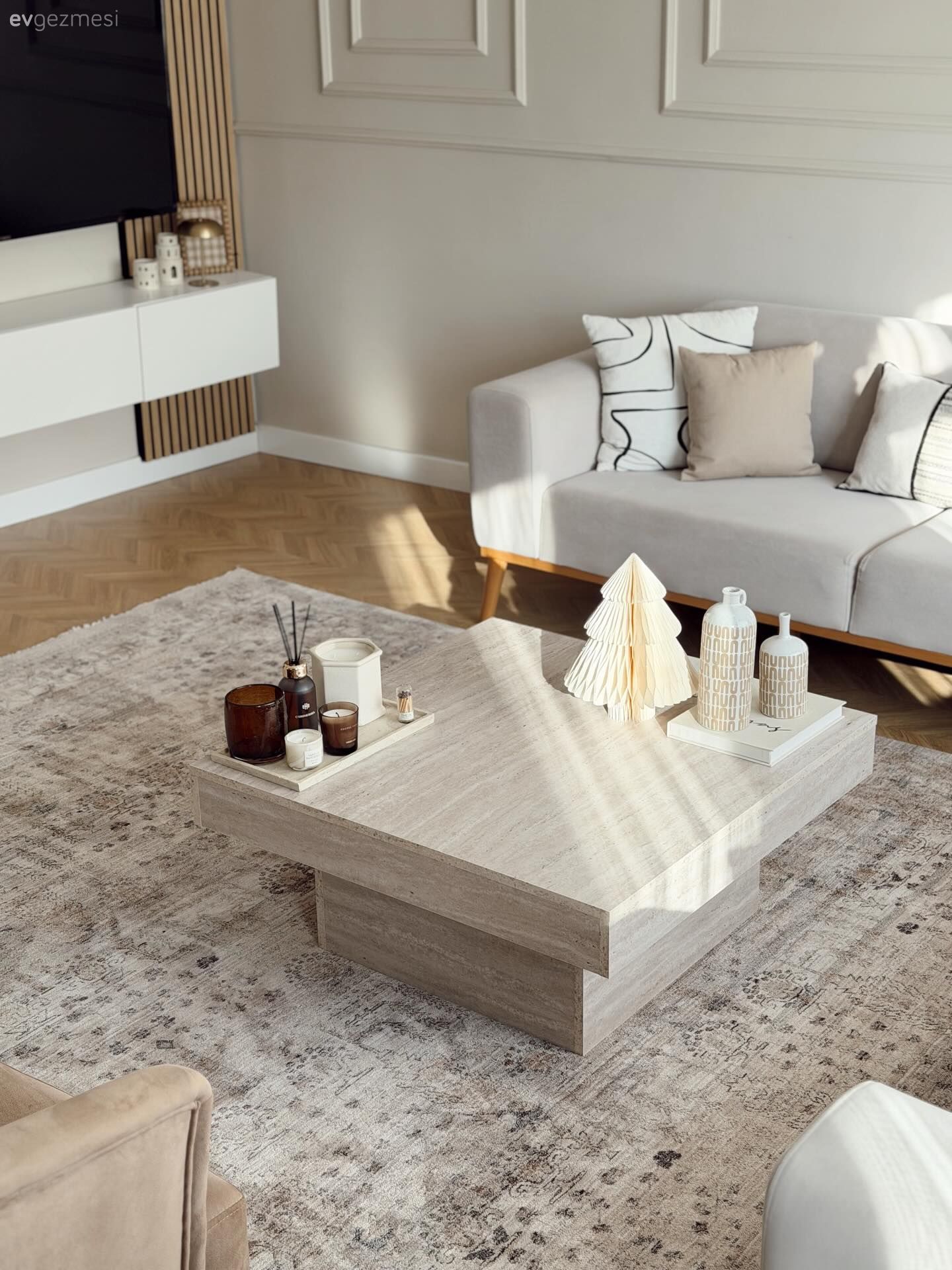 Beyaz, Krem, Bej, Duvar çıtalama, Orta sehpa, Sehpa, Koltuk takımı, Tv ünitesi, Tv ünitesi aksesuarları, Ev Aksesuar, Halı, Salon halısı, Dekoratif Objeler, Kırlent, Ev tekstili