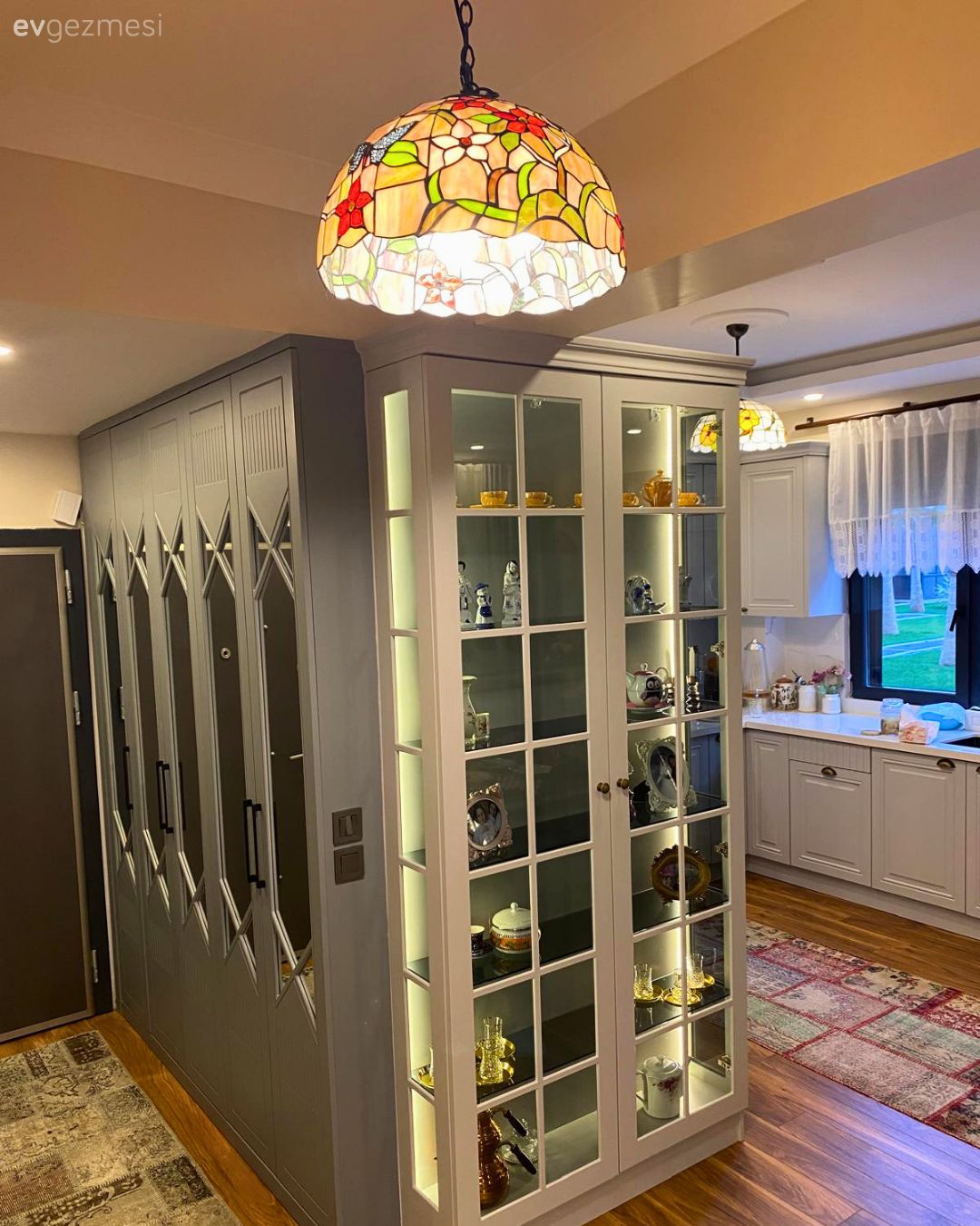 Açık konsept yaşam alanı, Vestiyer, Özel yapım dolaplar, Dolap, Vitrin, Avize, Aydınlatma, Salon avizesi, Yolluk, Halı, Parke