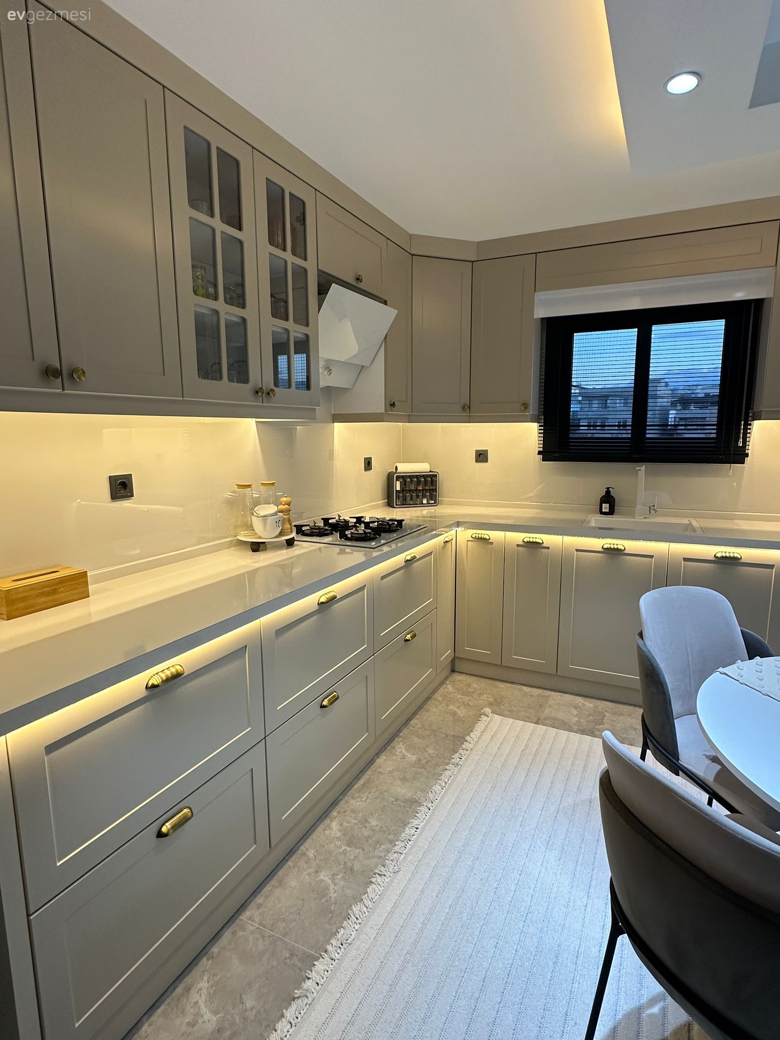 Mutfak, Beyaz, Bej, Mutfak tezgahı, Mutfak tezgah arası, Shaker kapaklı dolaplar, Mutfak aksesuarları, Jaluzi, Davlumbaz, Mutfak halısı, Mutfak sandalyesi, Mutfak masası, Mutfak Avize Modelleri, Spot aydınlatma, Aydınlatma, Siyah