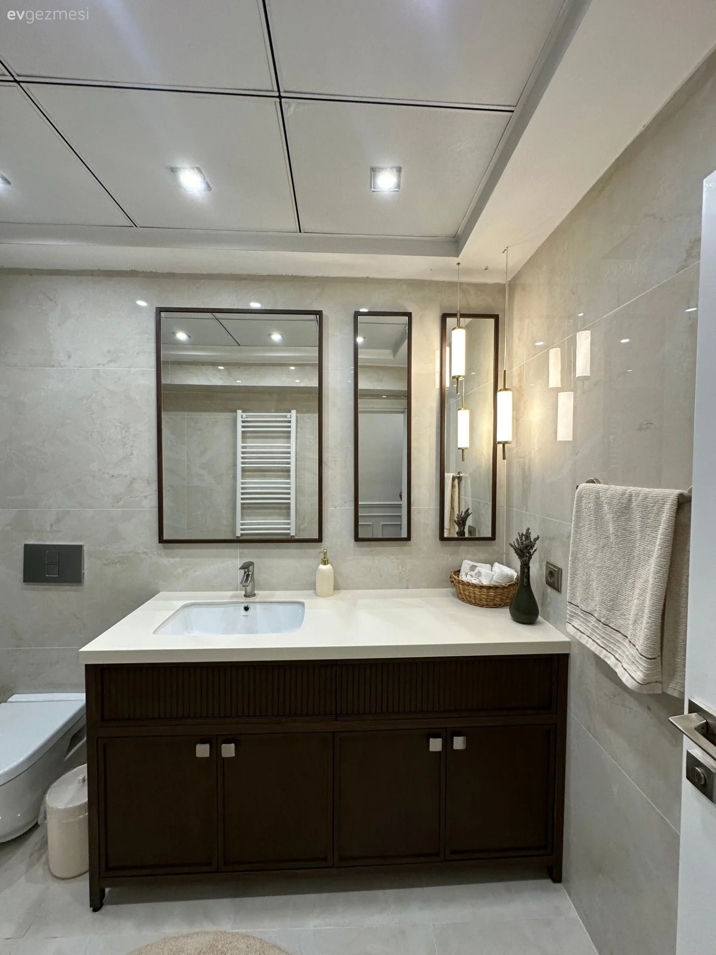 Banyo, Modern banyo, Kahverengi, Beyaz, Banyo dolabı, Banyo lavabosu, Ayna, Banyo aynası, Banyo aksesuarları, Banyo seramikleri, Banyo tezgahı