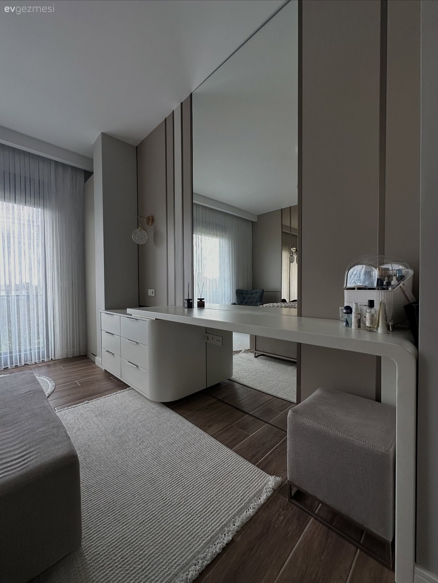 Duvar dekorasyonu, Duvar ayna kaplama, Ayna, Bej, Krem, Beyaz, Makyaj masası, Yatak Odası, Makyaj aynası