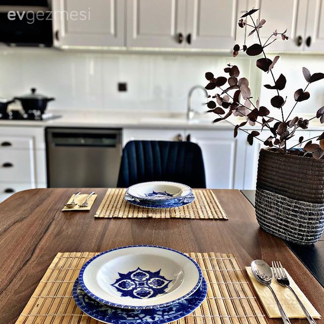 Amerikan Mutfak, Mutfak, Beyaz, Mavi, Shaker kapaklı dolaplar, Mutfak tezgahı, Yemek masası, Sandalye, Ahşap masa, Saksı, Çiçekler, Mutfak tezgah arası, Tezgah arası seramik