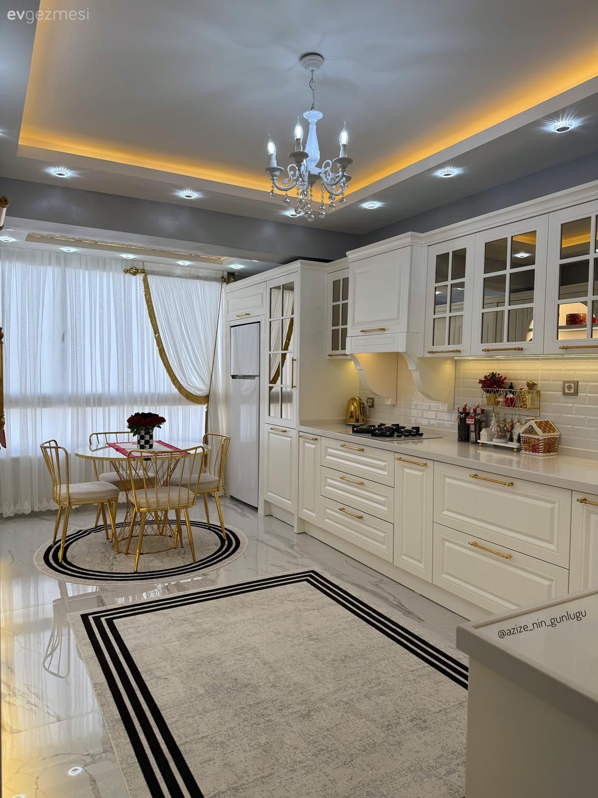 Altın ve Ayna Detaylarıyla Işıltıyı Sevdiğini Gösteren Bir Mutfak