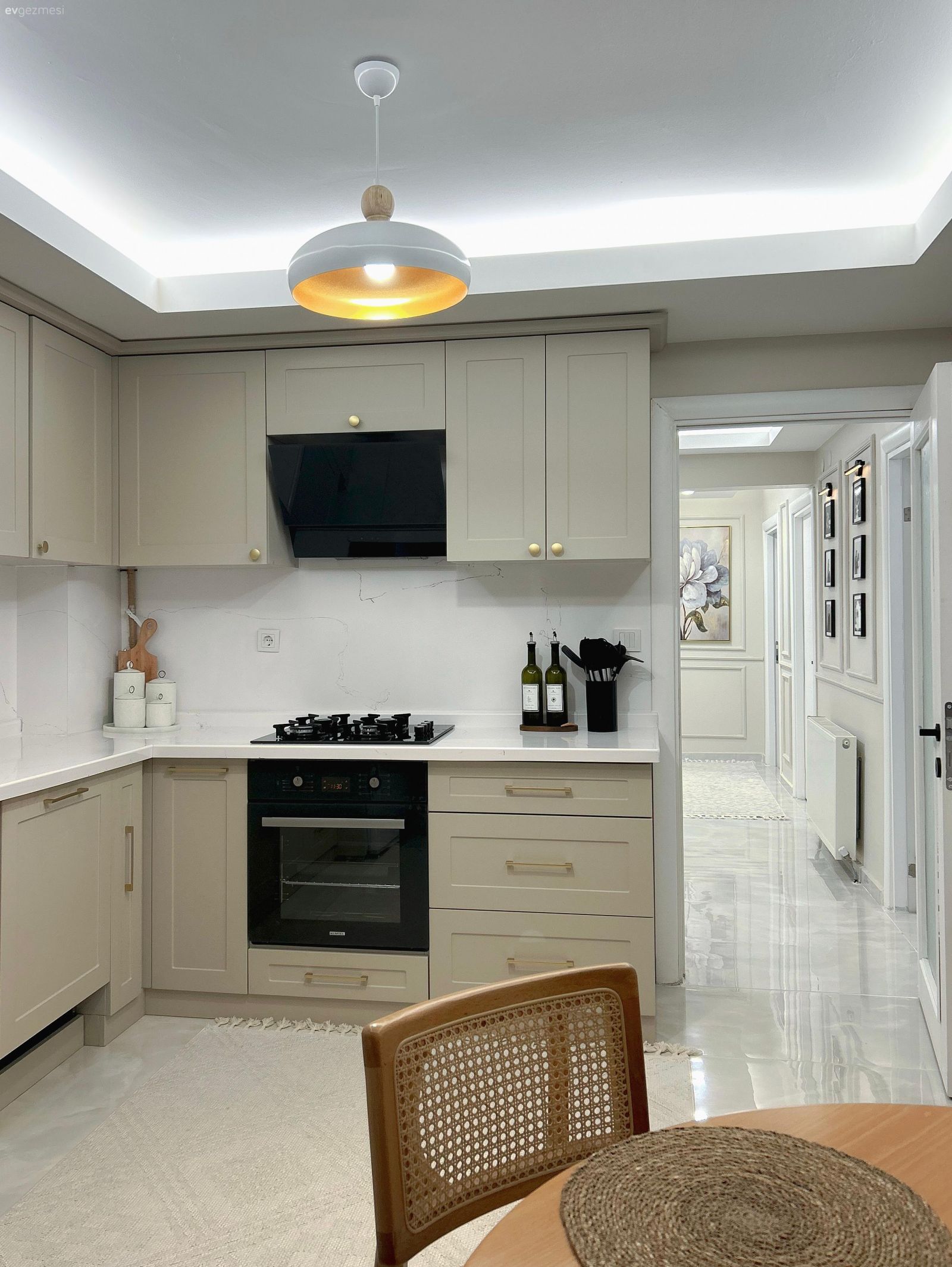Mutfak, Country, Modern, Vizon, Modern mutfak, Shaker kapaklı dolaplar, Siyah, Beyaz, Mutfak tezgahı, Mutfak tezgah arası, Porselen tezgah, Mutfak Avize Modelleri, Mutfak sandalyesi, Mutfak masası, Ahşap Mobilya, Led aydınlatma, Aydınlatma