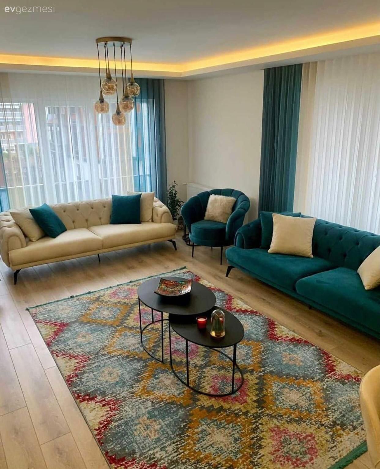 Salon, Modern, Beyaz koltuk, Koltuk takımı, Zümrüt yeşili, Fon perde, Perde, Tül perde, Halı, Salon halısı, Avize, Aydınlatma, Salon avizesi, Led aydınlatma, Parke, Orta sehpa, Sehpa, Berjer