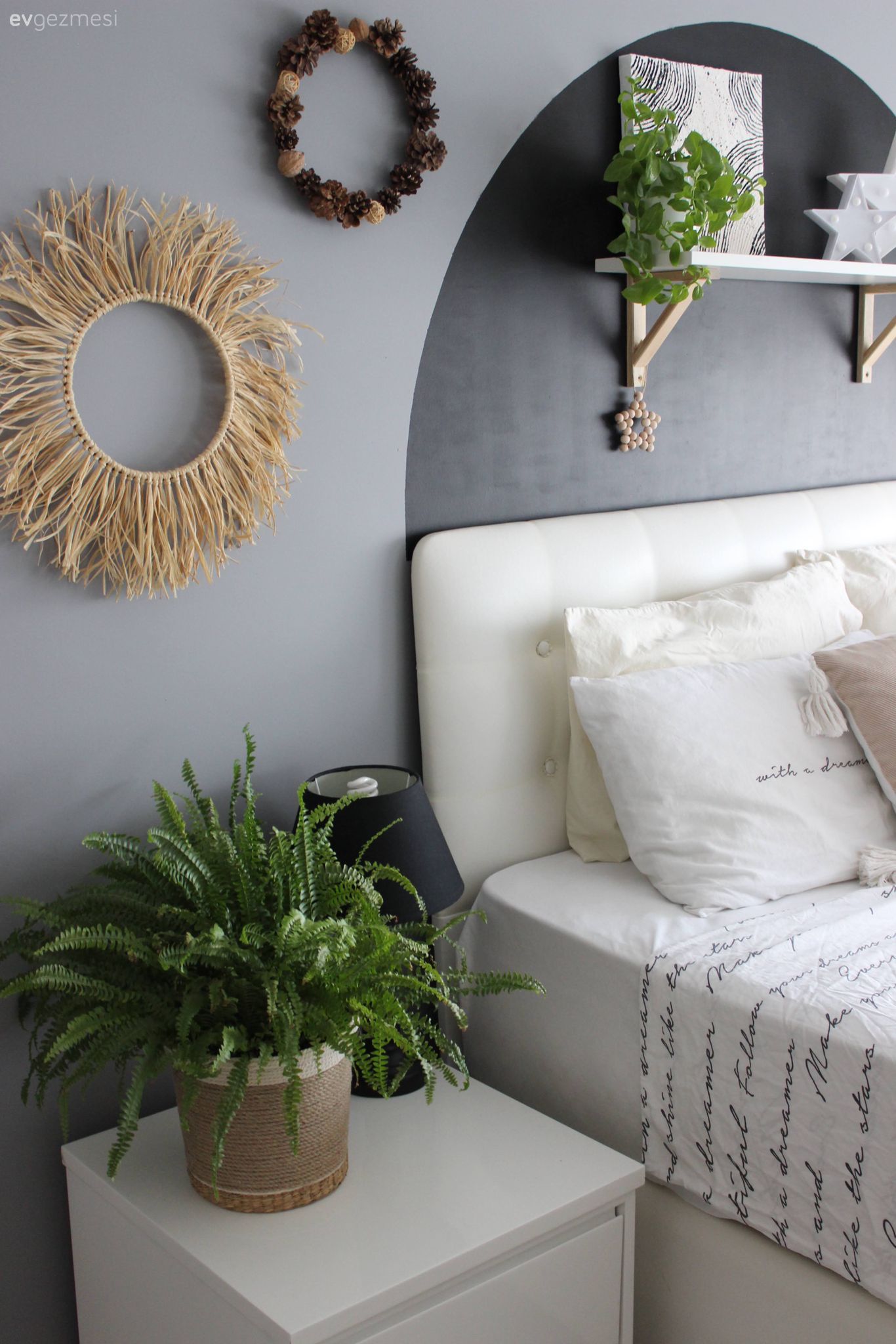 Yatak Odası, Beyaz, Gri duvar, Gri, Duvar rafı, Duvar dekorasyonu, Yatak örtüsü, Komodin, Halı, Parke