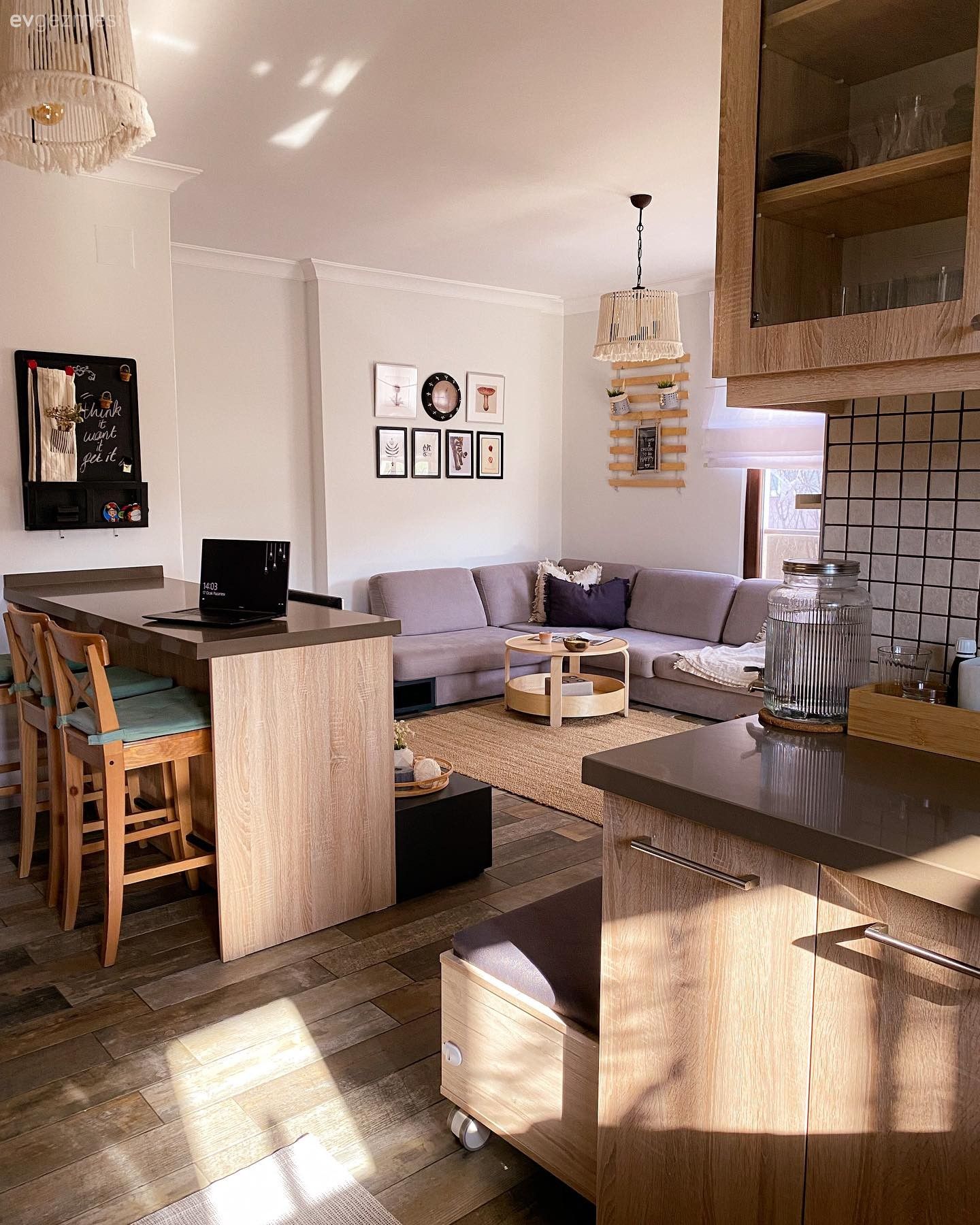 Salon, İskandinav, Gri, Bej, Beyaz, Köşe koltuk, Koltuk takımı, Çerçeve, Hasır avize, Jüt halı, Halı, Yuvarlak sehpa, Sehpa, Stor perde, Amerikan Mutfak, Mutfak, Sandalye, Bar masa & sandalyeleri