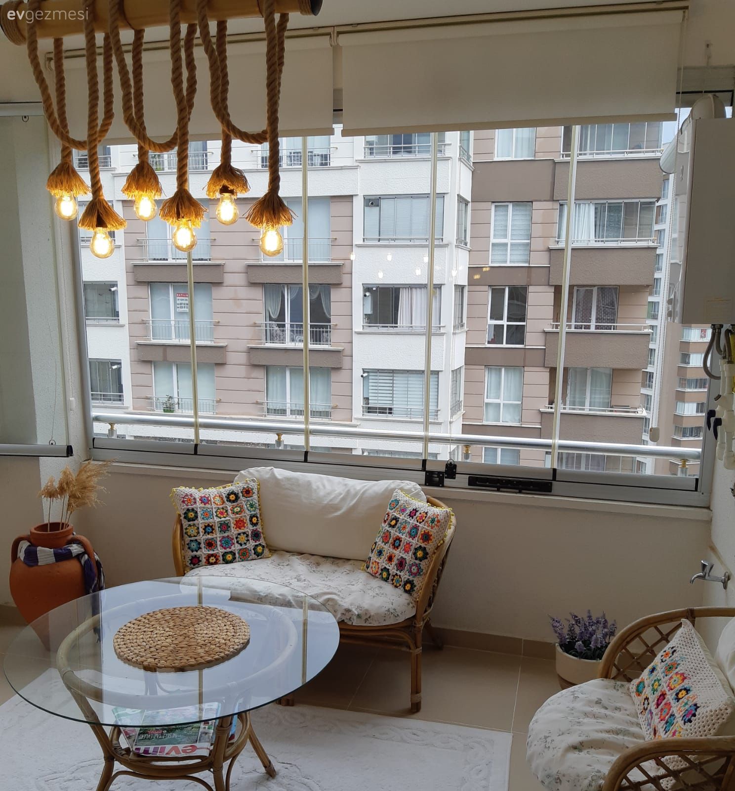 Balkon, Balkon oturma grubu, Kırlent, Ev tekstili, Balkon avizesi, Balkon masası, Beyaz, Krem, Balkon halısı