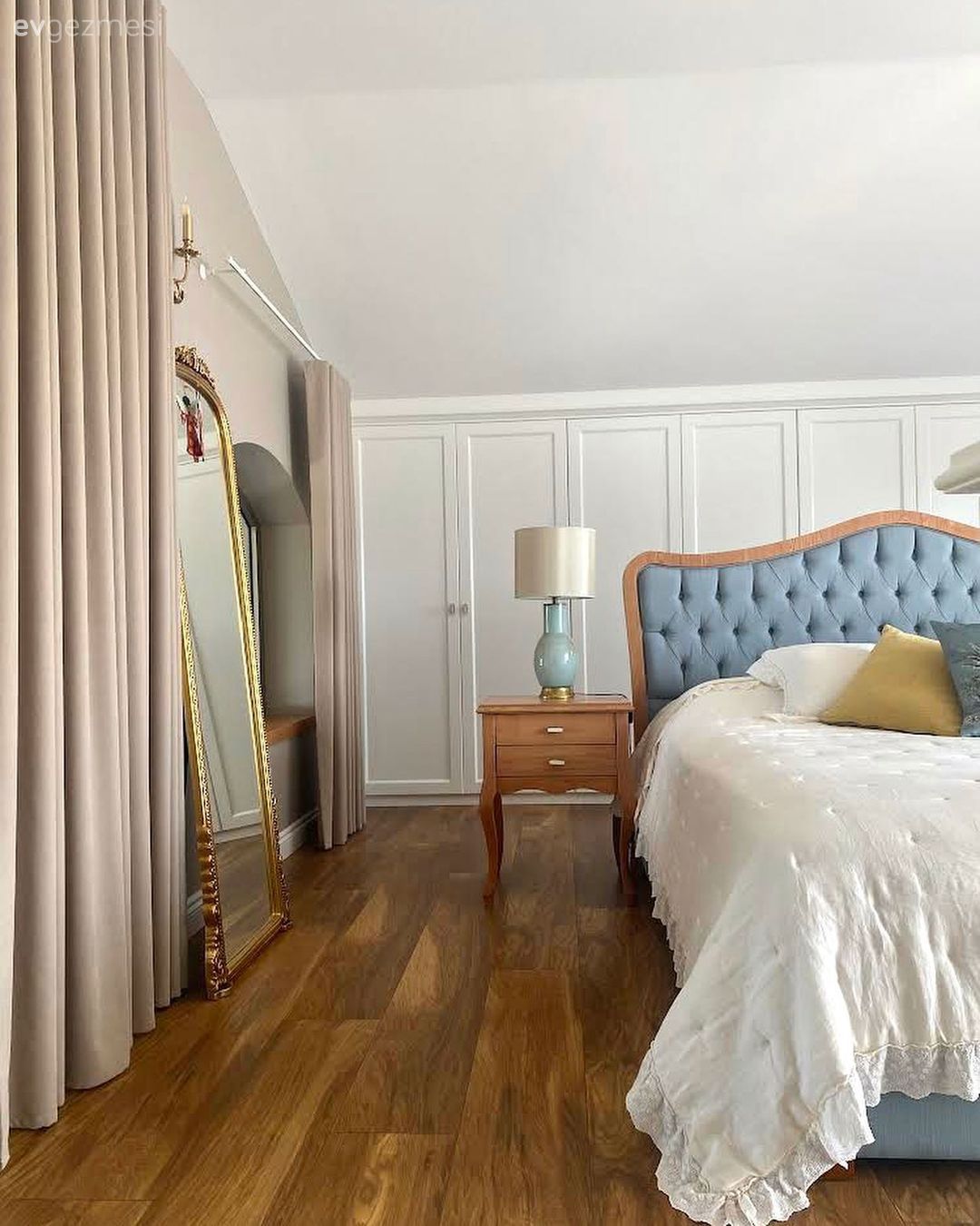 Mavi Kapılı Bu Villa Zarif Ruhunu Antreden Belli Ediyor!