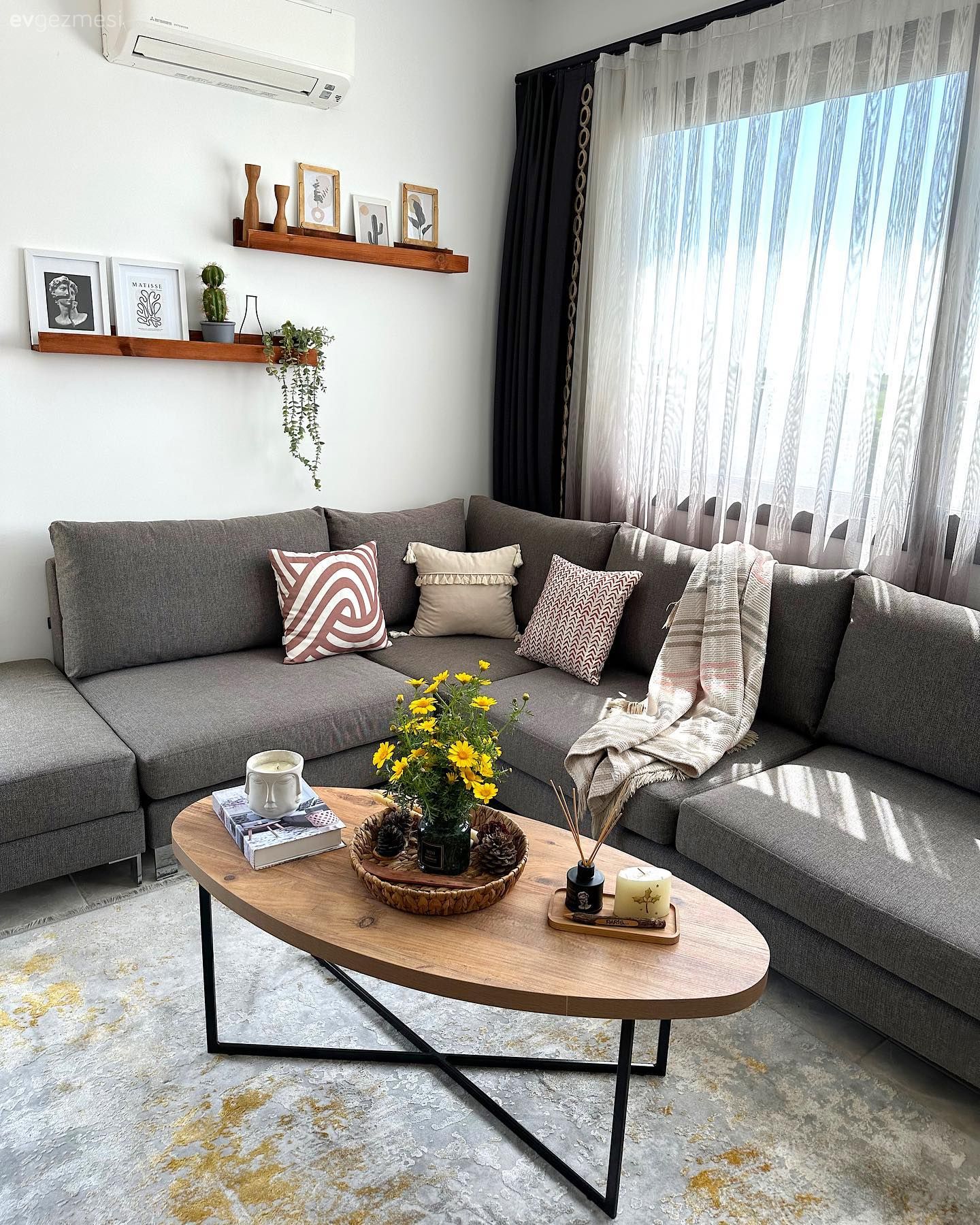 Salon, Bohem Dekorasyon, Modern, Gri, Vizon, Bej, Fon perde, Perde, Tül perde, Duvar rafı, Duvar dekorasyonu, Kırlent, Ev tekstili, Orta sehpa, Sehpa, Halı, Salon halısı