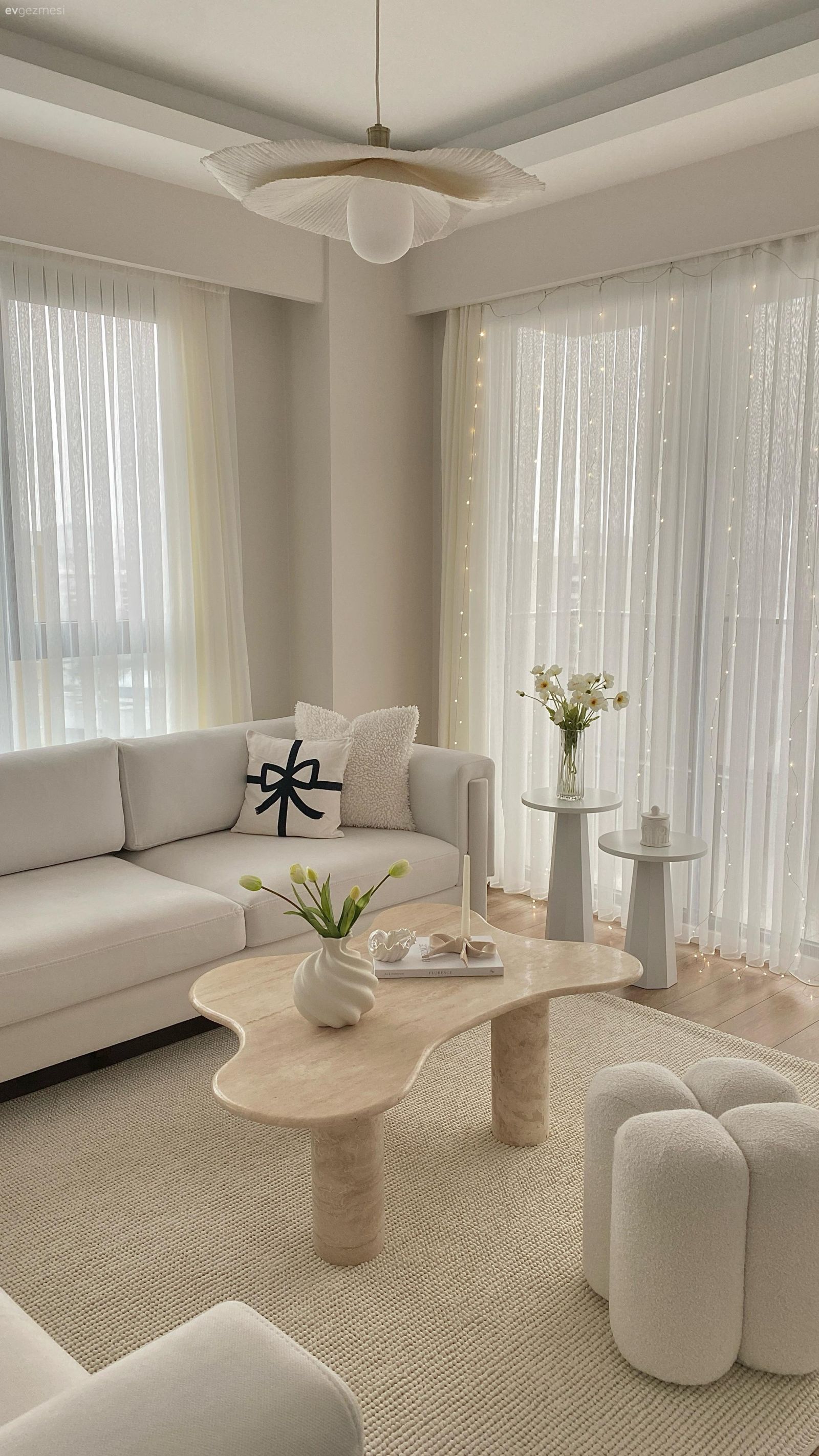 Beyaza Tutkun Bu Evde Formlar ve Dokularla Sıcaklık Sağlanmış