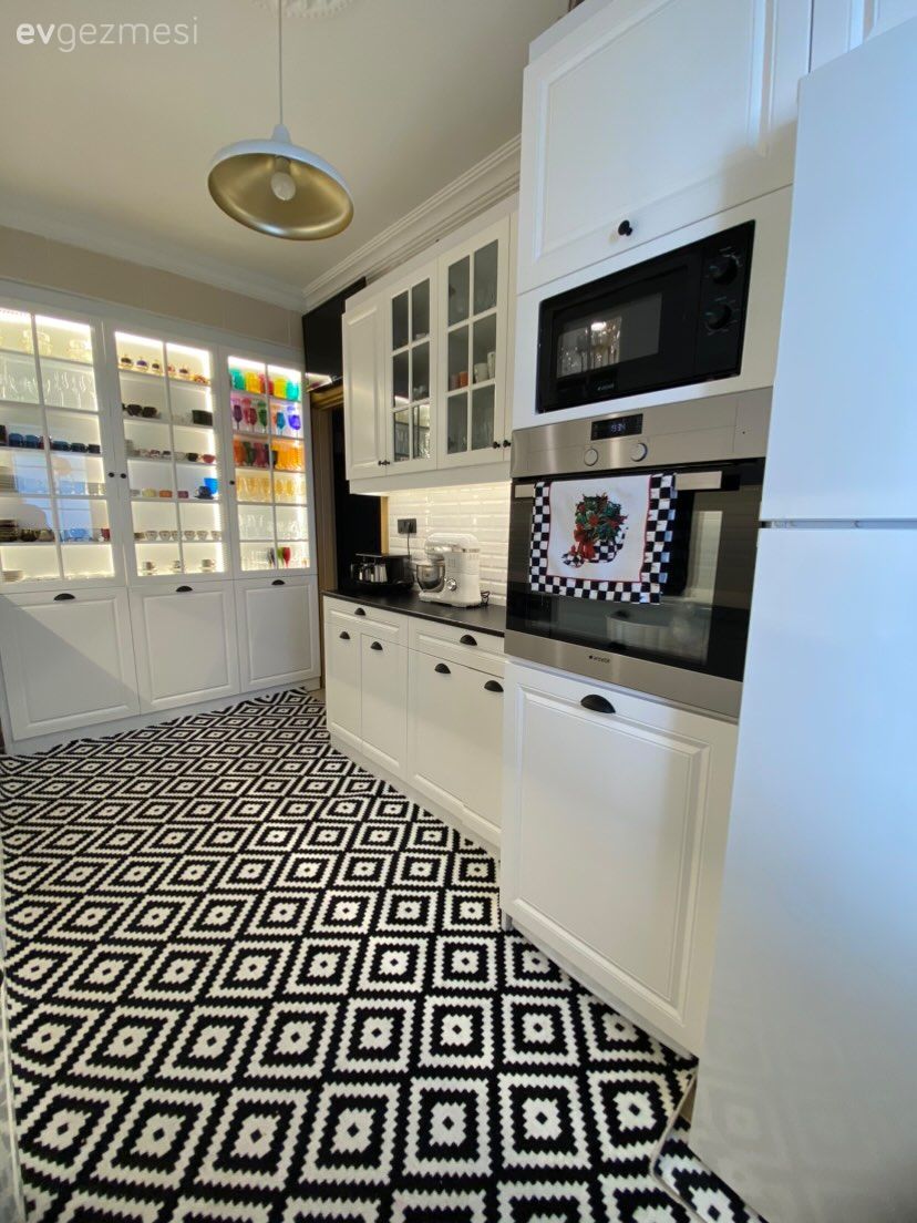 Mutfak, Beyaz, Siyah, Shaker kapaklı dolaplar, Mutfak tezgahı, Siyah tezgah, Mutfak tezgah arası, Tezgah arası seramik, Ankastre, Mutfak halısı, Desenler, Mutfak Avize Modelleri, Ekstra mutfak dolabı