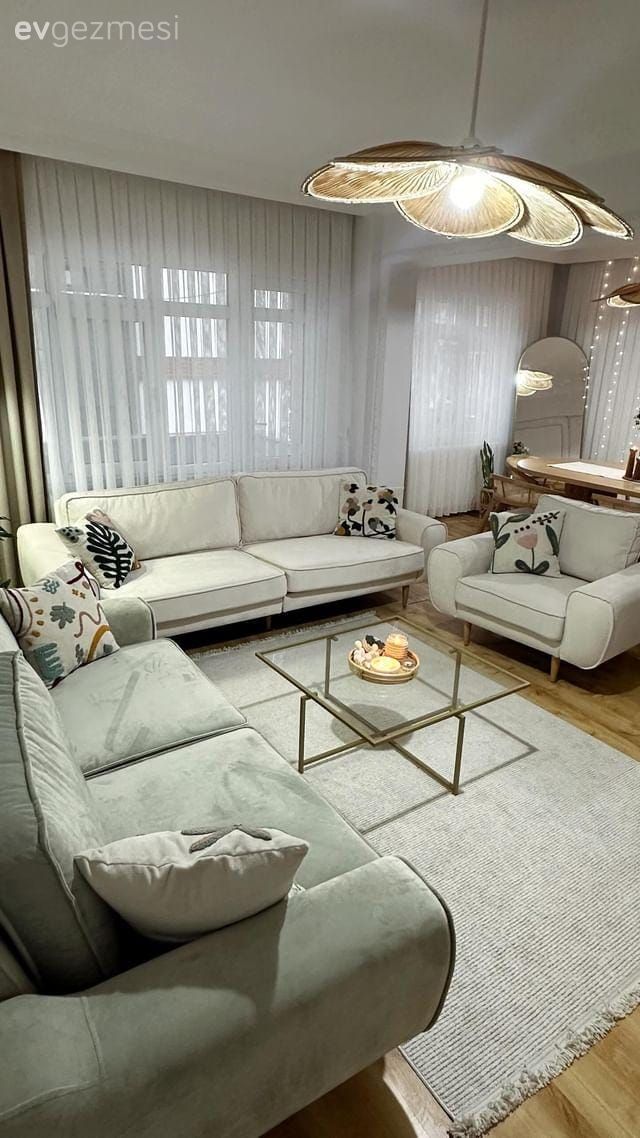 Salon, İskandinav, Beyaz, Bej, Krem, Ahşap Mobilya, Koltuk takımı, Berjer, Fon perde, Perde, Tül perde, Halı, Salon halısı, Orta sehpa, Sehpa, Cam orta sehpa, Duvar dekorasyonu, Yan sehpa, Parke, Avize, Aydınlatma, Salon avizesi, Kırlent, Ev tekstili, Sandalye, Yemek masası, Boy aynası, Ayna