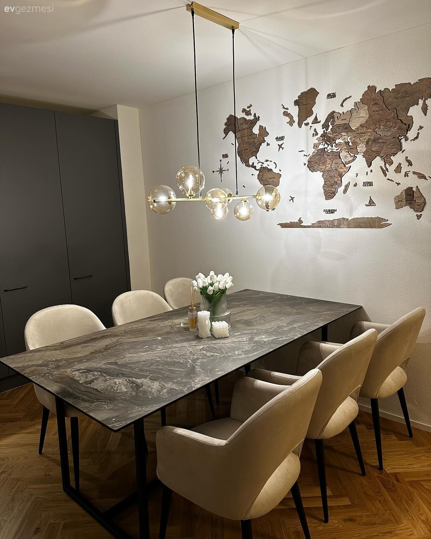 Amerikan Mutfak, Mutfak, Beyaz, Siyah, Bej, Duvar dekorasyonu, Yemek masası, Sandalye, Parke, Avize, Aydınlatma